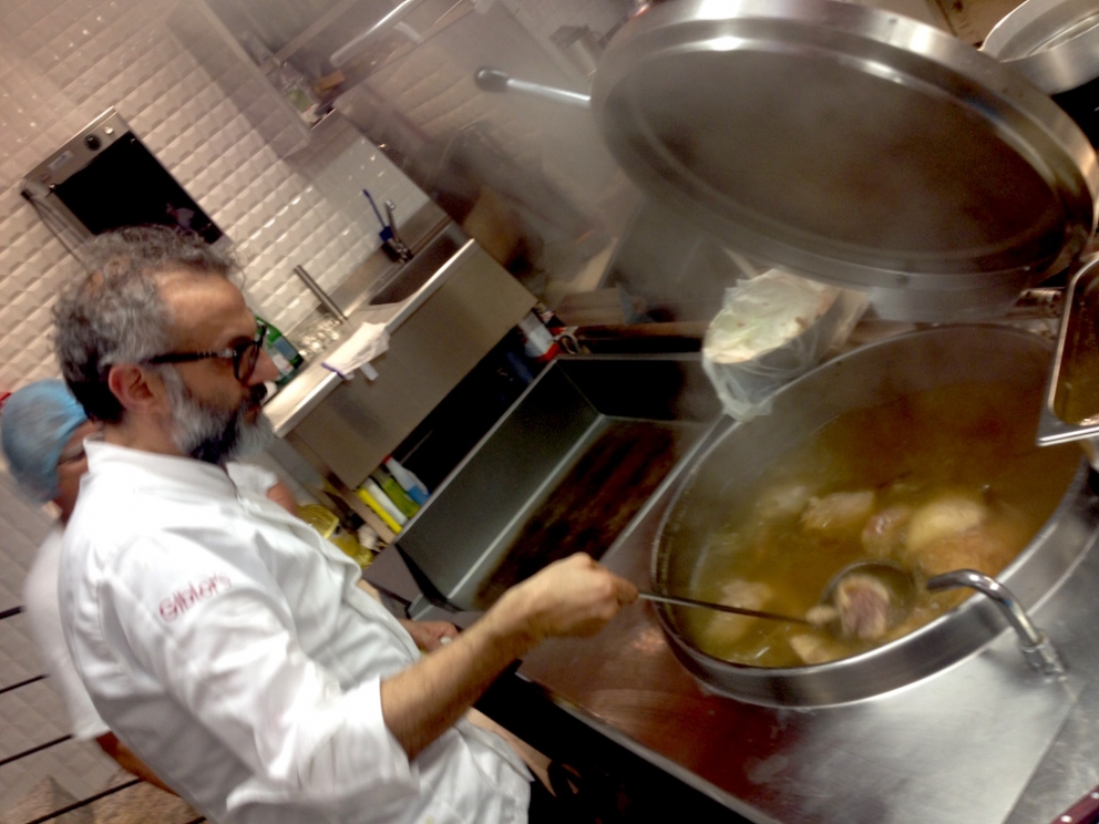 Galleria fotografica






PENSIEROSO. Ore 16.30 Massimo Bottura riflette in piazzale Greco prima del servizio








Il latte? Si utilizza solo quello che scade il giorno stesso








Frutta e verdura dall'Expo: ammaccata ma buona








Imperativo dietro le quinte: differenziare sistematicamente tutti i rifiuti








Men at work








Chili di fragole per il sorbetto finale. Le telecamere sono per un documentario che racconterà questi primi mesi di Refettorio Ambrosiano








Il pane è un dono di Jean Marc Vezzoli. Affetta Zanatta








Mise en place francescana








In cucina: l'australiano Beau Clugston (Noma) e la canadese Jessica Rosval (Osteria Francescana)













La base del dessert finale: fragole e banana cake










