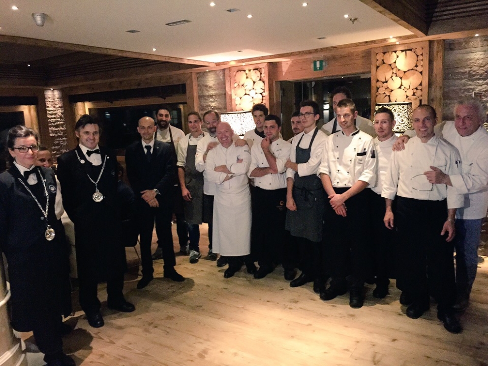 Galleria fotograficaIn attesa della cena, Paolo Marchi, Ludovica Rubbini (El Brite de Larieto, Cortina), Cristian Deflorian (Felicetti), Davide Scabin (Combal.zero a Rivoli, Torino)&nbsp;e Riccardo Felicetti (Monograno Felicetti)Ultimi ritocchi al ristorante&nbsp;a La Corte del Lampone del Rosapetra Resort di Cortina, chef&nbsp;Alessandro FavrinPEZZI DA NOVANTA. Norbert Niederkofler e Davide Scabin, coautori della cena al RosapetraIn primo piano, Alfio Ghezzi della Locanda Margon di Trento, alle sue spalle Riccardo Gaspari del Brite de Larieto di Cortina, altri due assi nella brigata di cucina di Identit&agrave; Cortina 2SI PARTE. Il benvenuto multiplo dello chef di casa Alessandro Favrin: La quaglia sale in Ampezzo, Battuta di manzo ai frutti di bosco e con mantecato allo stravecchio ampezzano, Canederli in ricotta su spuma di parmigiano. Non inquadrato, il&nbsp;Chupa chups al fegato grasso d'oca e noccioleIl Panino al formaggio di Gaspari, un gioco sulle consistenze del formaggioLa Tagliatella Transalp Express. Ovvero, se le tagliatelle Monograno Felicetti vanno in montagna, il primo piatto di Davide Scabin: sul fondo, ganache di porcini e finferli, tagliatelle condite con burro crudo all'acciuga, polvere di nocciole tostate con polenta croccante e&nbsp;Grauk&auml;se, gemma di pino fresca. In cima, una patata ratta affumicata, a lato una foglia di lattuga di mare. Accanto, non inquadrata, &egrave; servita una salsiera con zuppa di fagioli cotta con le alghe, da dosare a piacere. Un primo giocato su 4 o 5 acidit&agrave; diverseIl Salmerino alpino, carpione di cipolla e salsa agra di uova di trota di Alfio Ghezzi &egrave; fedele al dettame di Gualtiero Marchesi: cercare di (ri)mettere il pi&ugrave; possibile un prodotto all'interno del suo ambiente naturaleIl Filetto di cervo con ribbla di patate, mirtilli selvatici e funghi di Norbert Niederkofler, chef del ristorante St. Hubertus dell'hotel Rosa Alpina di San Cassiano (Bolzano)L'Omaggio alle Dolomiti di Alessandro FavrinI vini in abbinamento per tutta la cena: sugli scudi, i calici del gruppo Santa Margherita e Cantine FerrariLe acque e le bollicine della serata