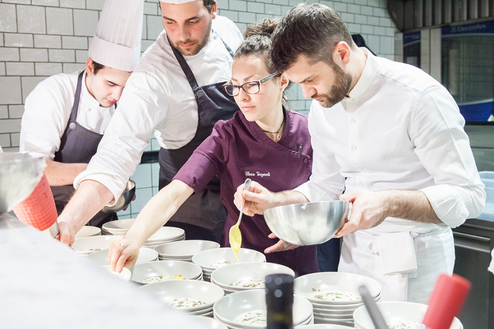 Galleria fotografica






L'ingresso di Eataly Smeraldo a Milano, vestito a festa per il decennale. Il primo Eataly aprì al Lingotto di Torino il 27 gennaio 2007. Milano inaugurò nel marzo 2014









121 i coperti della cena celebrativa milanese, distribuiti al secondo piano









Antonia Klugmann si prepara









Foto di gruppo prima della cena. Si incaricano dell'introduzione della serata, dei cuochi e dei piatti Stefano Murialdo, direttore di Eataly Milano (al centro) e Gabriele Zanatta di Identità Golose (a sinistra)









Bartolini, Tokuyoshi, Berton, Ruggieri e Tassa









Ruggieri, Tassa, Klugmann e Varese














Enrico Bartolini









Klugmann e Tassa






