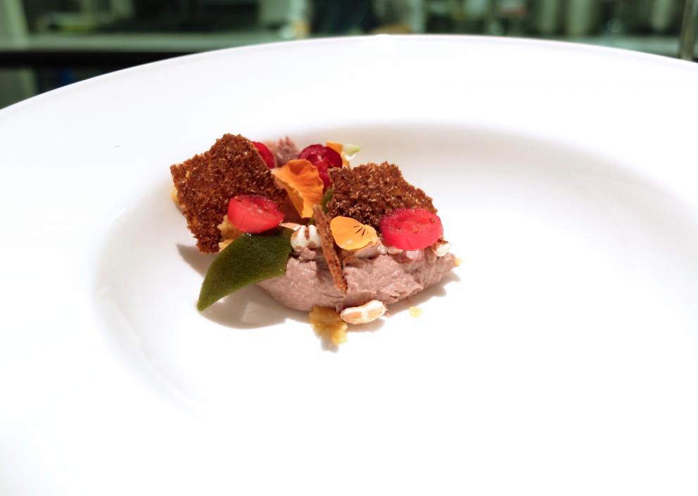 Photogallery






A new Lorenzo Cogo at the new El Coq, since July 2016 in the heart of Vicenza









At the entrance, the Carlton library by Ettore Sottsass, a great designer, founder of the  Memphis Group. In fact, it is entirely made in sugar, the work of artist Marco Chiurato

 









We get to the first floor: the perspective at the entrance recalls the depth of Palladio’s works









The elegant dining room









Precious cutlery by Giò Ponti for Sambonet. Everything is studied: the colour of the tablecloth is inspired by the roof of the Basilica Palladiana









The view from the dining room...









...and from the kitchen









Let’s start: Cherry tomato, angustura, vegetable jus. All the photos of the dishes are by Tanio Liotta









Beetroot macaroons with radicchio and Béarnaise sauce with mint 









Choux pastry with peanut cream and dried bacon 









Doughnut with goat cheese and curry cream: the last appetizer









Fondale marino, scalogno, salmone e salicornia: the shallot is chargrilled, there’s peppermint mousse, powdered salmon, and granita made with sea asparagus and orange bitter









Amberjack belly, rosola and peas: an improvisation based on what was available from the market. Fish and peas are chargrilled, then there’s a vinaigrette of pods and rosole, poppies









Chargrilled calamari, babaganush, bergamot and teriaki: the grill, once again. Cogo learnt its perfect use from Basque master Victor Arguinzoniz of Asador Etxebarri

 









Bosaga roe, yellow pepper, sake and ice camomile. Masterful what with complexity and elegance. Bosaga is a fish typical of Chioggia









Jerusalem artichoke "risotto", tuna bottarga and horseradish. There are many fake risottos available, such as the one with celeriac by Yoji Tokuyoshi and Salvatore Tassa or the vegetable one by Pedro Subijana. This is really perfect, with cream of Parmigiano and artichoke petals









Spaghetti with garlic and oil, hazelnut milk and seafood, with caviar of iced extra virgin olive oil and sea fennel. Beautiful, masterful and quite good too









Gargato, squid liver, mousse of buffalo milk mozzarella and ginseng. Gargato is a small maccherone. A delicious dish









Iceberg is an interlude: the salad is soaked in amaro Alpestre, a herb spirit. Then powdered cassis






