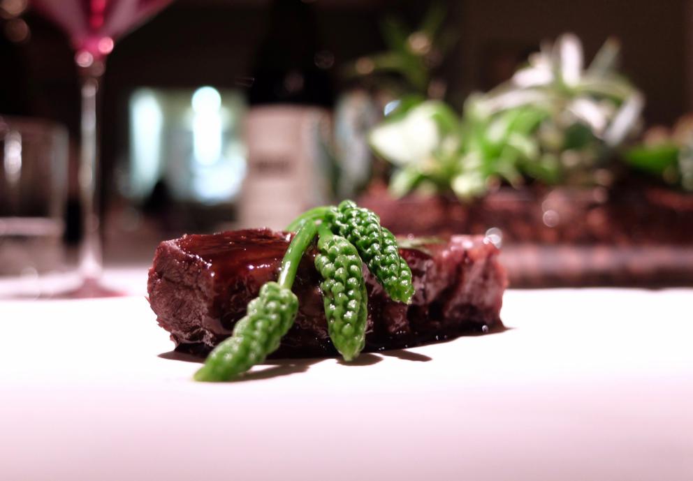 Galleria fotografica






La nostra splendida cena da Antonia Klugmann nelle foto di Tanio Liotta. Si inizia con Fagottino di bieta sbollentata, carota candita, curcuma, peperoncino, succo di limone e trifoglio









Cozza di Sistiana, bottarga (in gel e grattugiata), zenzero candito, prezzemolo, coriandolo e nigella: buonissimo









Baccalà mantecato e rapa rossa: il baccalà mantecato con evo, tre espressioni della rapa (centrifugata, cruda tagliata sottile e affumicata)









Gambero rosa crudo e friggitello alla fiamma, salsa del friggitello, bisque di gambero, dragoncello









Midollo di manzo e cime di broccolo, il suo gambo in salamoia, una sua centrifuga, la foglia spadellata, silene, olio, polvere e purea di bergamotto: piatto indimenticabile









Insalata: asparagi verdi sbollentati e poi scottati in padella, lattuga dell'orto, borragine essiccata, il suo gambo cotto in acqua e burro, stellina odorosa, centrifuga di acetosa. Altro piatto da Oscar, la composizione cambia di giorno in giorno, dipende da quello che si trova









Golosità pura, ma anche soavità da grandissima cucina: Fegato e cuore di agnello alla brace in retina di maiale, fave e piselli croccanti, germogli di pisello, crema all'aglio dolce









Trippa fagioli, polvere bruciata ed edera: la trippa è la cosiddetta cuffia, viene bollita in modo classico nel brodo vegetale, quindi tagliata a fettuccine e rosolata, poi bollita di nuovo in brodo di ossa di maiale affumicate. Quindi cenere di sedano nero, carote e cipolle, edera di campo raccolta la mattina stessa, fagioli borlotti «del nostro giardino». Altro grandissimo piatto, come rendere la trippa elegante e complessa









Spaghetti alla seppia e il suo nero, «questo è comfort food» ci dice Romano De Feo. Ma buonissimo: lo spaghetto di Gragnano viene mantecato in una salsa al fegato di seppia, quindi pepe del Nepal per una nota agrumata, il nero e la seppia cruda









Un nuovo risotto: Riso Motta, parmigiano, spinacino selvatico cotto e crudo, olio al ginepro, saba al parmigiano e grappa. «Questo è un piatto che mi è venuto in mente durante una degustazione alla Premiata Distilleria Pagura 1879 di Castions di Zoppola», la più antica del Friuli. Interessantissimo, noi ci sentiamo persino il profumo del panettone









Asparago bianco, acqua di mandorle e fiori di rosmarino: l'asparago viene messo nella stagnola e cotto al forno con poco burro, in modo da farlo restare umido ma donargli una nota grigliata. Poi c'è anche un po' di sambuco









Lasagnetta aperta all'aglio orsino e sclopit (la parola friulana per la silene): gli aromi sono già nell'impasto, la pasta non viene mantecata, quindi crema di ortica, una battuta di bruscandoli, erba di San Pietro, semi di aglio orsino per una nota croccante. Pura vegetalità, di classe






