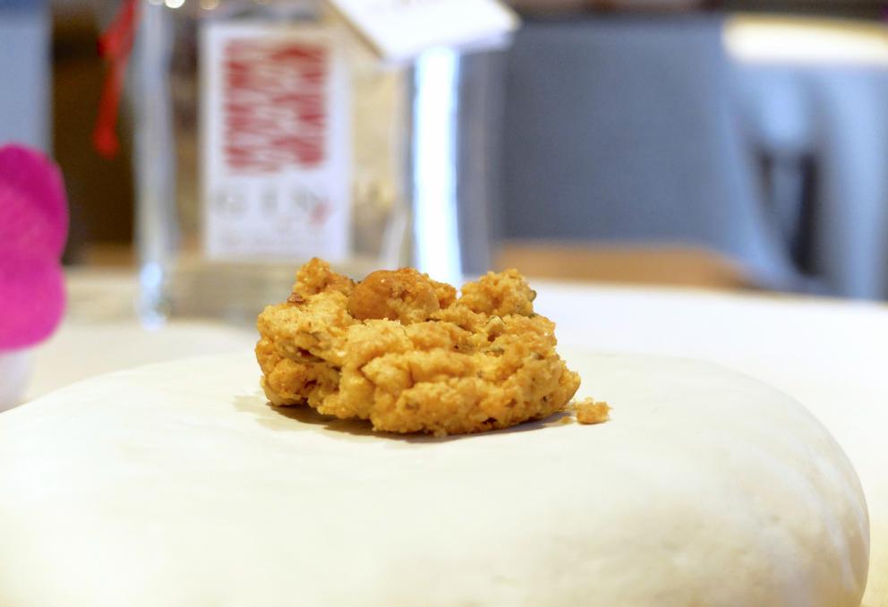 Galleria fotograficaUn pranzo spettacolare grazie a Michela ed Emanuele Scarello. Lo raccontano gli scatti di Tanio Liotta. S'inizia con gli appetizer: Sfera di zucchine trifolate e gel di menta, Cono di insalata russa e farina di ceci, Cialda di fagioli, lenticchie e amaranto e patate di Godia, Spugna di erbe verdi e cipolla fondente, Meringa al formaggio soffiato, Croccante di pistacchi, Grana Padano e caff&eacute;. E ancora: prosciutto crudo San Daniele Dall'Ava, grissini di polenta, ricotta fresca con erba cipollina
Gocce di cipolla con siero di latte, aglio orsino e caviale: piatto insieme delicato e di classe
Parfait di seppia con il suo nero e tuorlo candito al burro. La seppia &egrave; prima cotta a poi tostata, la consistenza perfetta
Solo d&rsquo;alghe,&nbsp;la mia insalata di mare: piatto indimenticabile, &laquo;non ci sono cozze, seppie n&eacute; rucola&raquo;, bens&igrave; sette tipi d'alga e quattro piante alofite, poi panna cotta salata al bergamotto, maionese d'agrumi, yogurt al pompelmo... Quindi acqua di mare, si degusta con un vermuth agricolo Santon aromatizzato al santonego, ossia l'artemisia di Grado. Eccelso, il piatto compie un anno di vita, &laquo;ne dedichiamo ogni anno uno al mare&raquo;
Erbe di campo&nbsp;con tartare di crostacei e brodo d&rsquo;asparagi
Tortelli di carciofo violetto&nbsp;con filetto d&rsquo;agnello, aglio dolce e crema soffice di topinambur
Traduzione della Tradizione:&nbsp;la pasta e fagioli di Scarello, con aglio gentile e aria di Grana Padano
Scarello&nbsp;rielabora&nbsp;cos&igrave;, in modo magistrale, un risotto all'ossobuco, con crema soffice allo zafferano e fondo di stinco
Bon bon&nbsp;di foie gras e polvere di lamponi. La pasta &egrave; fatta con latte e kuzu, un amido che deriva da una pianta d'origine asiatica
La via delle spezie:&nbsp;piccione con caff&egrave;, macis, curcuma, cardamomo e coriandolo. Grandissimo piatto, &laquo;Udine&nbsp;&egrave; sulla via dei cramars, ossia dei mercanti di spezie carnici che da Venezia portavano le loro mercanzie&nbsp;al Nord Europa&raquo;
Foglie di salvia, finocchio, kaffir lime, menta, fiore di loto e nasturzio prima essiccate e poi passate nello zucchero
Crema di riso,&nbsp;gelato di limone bruciato e olive taggiasche
Cioccolato Ivoire&nbsp;con sedano, finocchio e mela verde&nbsp;accompagnato da una sfera di yogurt e zenzero
