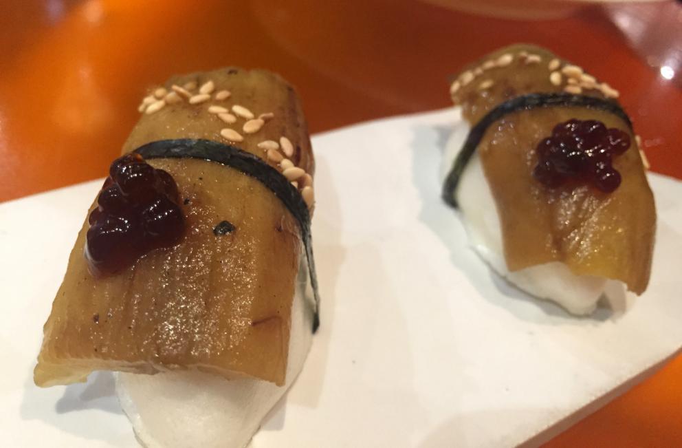 Galleria fotografica






Consommè de garbanzos. Prima che cominci il menu degustazione, viene portata al tavolo una bottiglia di vetro contenente del brodo freddo di ceci (in alto a destra). Ventitrè piatti dopo, alla fine del percorso "salato", verrà versato, in un bicchierino da grappa, del brodo caldo di jamon iberico da una teiera. Sopra ancora, la schiuma del brodo di ceci. Un caldo-freddo speciale (foto @ticketsbar instagram)









Tosta de pollo y anchoa. Primo piatto: toast di pelle di pollo con lisca di acciuga. A lato, una crema di acciughe composta da burro e pasta di acciughe









Olive Gordal. Uno dei simboli della saga Adrià: le olive sono immerse in un liquido d'olio extravergine d'oliva, cannella, buccia di limone e anice stellato. Si tirano su con un cucchiaino forato, si poggiano su una conchiglia di legno a lato e da qui in bocca. Gordal è una varietà dall'Andalusia









Prima preparazione rifinita al tavolo: Polo de almendras









Polo de almendras è uno stecco di gelato al latte di mandorle, spennellato sul posto con olio d'oliva e cosparso con granelle di mandorle, fiori di sambuco e sale. E' servito su un piatto con cubetti di ghiaccio. Dolce(salato) e gelato all'inizio del pasto e non alla fine, uno schema molto Adrià









Coliflor y caviar. Ganache di cavolfiore e caviale russo Schrenkii









Gamba a la sal fría. Gamberi marinati nel tè Lapsang Souchong con zest di bergamotto. Sono serviti su un vassoio con "neve di sale" per ricordare il ghiaccio tipico di un mercato del pesce









Atún con cerezas. Tonno e ciliegia: ventresca di tonno confit in grasso di prosciutto, accompagnata da una ciliegia affumicata (senza nocciolo)









Ceviche de melón cantaloup. Ceviche di melone cantalupo con succo di lime, coriandolo e leche de tigre di kumquat. Servito con kumquat, olio di coriandolo e neve di kumquat. Citrico alla terza









Pizza crujiente. La "pizza" di Tickets: millefoglie di regañà (torta di pane croccante di origini andaluse), stracciatella, bottarga e fichi









Porex de Calix. Marshmallow di dashi ripieno di crema acida e sormontato da caviale di Kalix, uova rosse svedesi di coregone, dalle note dolci ed eleganti






