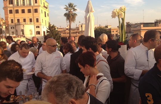 Galleria fotograficaPalloncini rossi in piazza di Spagna: via a Chef sotto le stelle 225 gradi, sole e tanti sorrisiLa terrazza del Palazzetto dell'Hotel Hassler, prologo dell'eventoA sinistra, il colombiano Roy Caceres di Metamorfosi e&nbsp;Massimo D'Innocenti di Casina ValadierA destra, Michele Gioia del Cesar della Posta VecchiaGianfranco Pascucci scherza con Alessandro Circiello e&nbsp;Anna Dente dell'Osteria di San CesarioDino De BellisMozzarella di bufala a go go