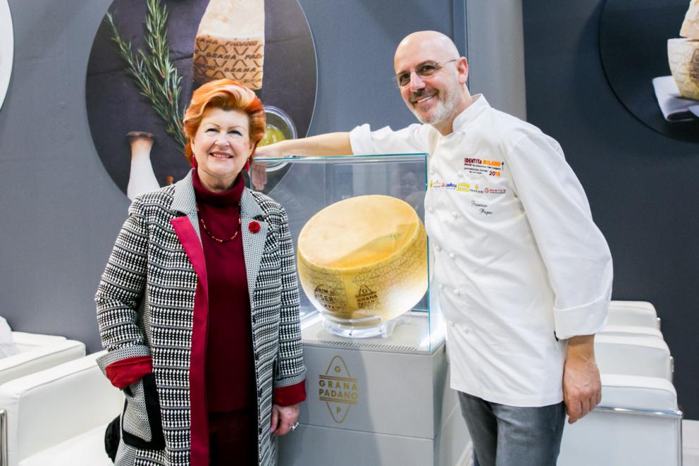 Galleria fotografica






Yannick Alléno davantin allo stand S.Pellegrino "The Experienze Table"









Matteo Lunelli, Oscar Farinetti, Francesco Cerea e, seduti, Josep Roca e Antonio Santini









Francesca Romana Barberini allo stand Petra Molino Quaglia









Massimo Bottura & selfie









Franco Pepe e Carlo Cracco









Fabrizio Ferrari e Nicola Fossaceca allo stand della Fondazione Birra Moretti









Gran folla: là in fondo c'è Pino Cuttaia...









Stand del Consorzio Tutela Grana Padano Dop, con Elisabetta Serraiotto









Paolo Parisi, Simone Rugiati & friends









Elio Sironi alla The Experience Table, che ha servito 800 coperti in tre giorni









Selfie con Viviana Varese e Francesca Romana Barberini



















Paolo Griffa









Oscar Farinetti e Claudio Ceroni









Yannick Alléno, Camilla Lunelli, Davide Oldani






