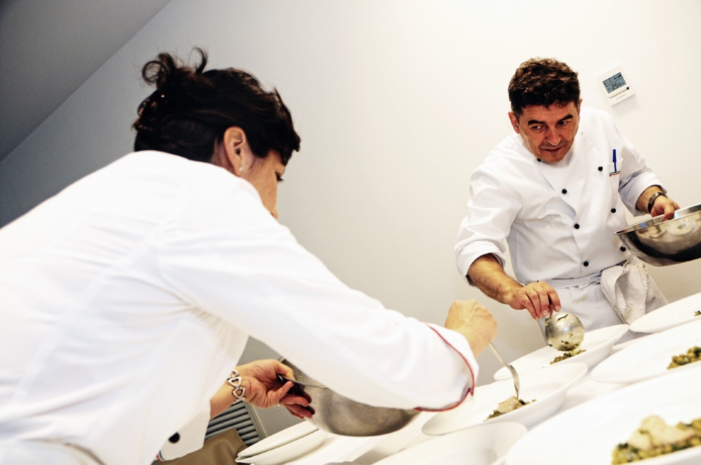 Galleria fotografica






Federico Graziani e Alessandro Negrini, sommelier e chef de Il Luogo di Aimo e Nadia a Milano








La lezione di Alessandro Negrini








Il Risotto carnaroli in guazzetto di mare di Alessandro Negrini








Il cooking show di Andrea Berton, chef del Trussardi alla Scala a Milano








Gli spaghetti alla chitarra di Andrea Berton








Gli spaghetti alla chitarra di Andrea Berton








Elio Sironi, chef del Bulgari a Milano








Il cooking show di Pietro Leemann, chef del Joia a Milano








La preparazione del Raviolo a mano di Pietro Leemann








Il Raviolo a mano di Pietro Leemann








Zuccherino, dessert servito da Pietro Leemann








Paolo Marchi introduce Giacomo Gallina, chef del Bice a Milano





