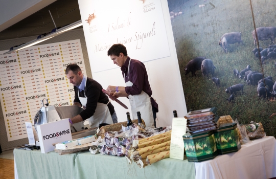 Galleria fotografica






Daniele Zennaro e Irina Freguia: Baccalà mantecato alla veneziana 
Vini in abbinamento
•	Zorzettig - Myò Vigneti di Spessa Friulano Myò Vigneti di Spessa Friuli Colli Orientali DOC 2012 
•	Omina Romana Viognier Lazio IGP 2011 
•	Riccardo Baracchi Metodo Classico Millesimato Brut VSQPRD 2011









Stefano Callegari: Trapizzini
Vini in abbinamento
•	Cleto Chiarli Lambrusco del Fondatore Lambrusco di Sorbara DOC 2012
•	Medici Ermete & Figli Bocciolo Lambrusco Grasparossa dei Colli di Scandiano e Canossa DOC 2012
•	Ca' di Frara Raro Oltrepò Pavese Pinot Nero DOP 2008 
•	Podere Bignolino Pinot Nero Oltrepo Pavese DOC 2009 
•	Col Vetoraz Spumanti Millesimato Valdobbiadene Dry DOCG 2013
 








Food Experience Mondadori













La squadra dell'evento Grande cucina, piccoli piatti








Cesare Battisti: Riso al salto - Lingua e salsa verde
Vini in abbinamento
•	Petra Quercegobbe Toscana Rosso IGT 2010 
•	Feudo Principi di Butera Nero d’Avola Sicilia IGT 2011 
•	Cantina PS Confusion Rosso Marche IGT 2010 
•	Lamole di Lamole Chianti Classico Riserva DOCG 2009








Domenico della Salandra: Guancetta di manzo arrosto con purè.

Vini in abbinamento:
• Carlo Pellegrino Gibelé Zibibbo Secco Terre Siciliane IGP 2012 
•	Marisa Cuomo Fiorduva Furore Bianco Cosa d'Amalfi DOC 2011 
•	Citra Vini Laus Vitae Montepulciano d'Abruzzo DOC 2006
•	Paradisone - Colle degli Angeli Rosso di Montalcino DOC 2008









Enrico e Roberto Cerea: Paccheri al pomodoro mantecati con Grana Padano

Vini in abbinamento:
•	Vivallis Trentodoc Valentini di Weinfeld 
•	Pedrotti Spumanti Trentodoc Pedrotti Bouquet Brut 
•	Revì Trentodoc Paladino Millesimato 2009 
•	Abate Nero Trentodoc Abate Nero Domini Nero Brut Millesimato 2008 
•	Opera Vitivinicola in Valdicembra Trentodoc Opera Brut 2008
•	Ferrari F.lli Lunelli Trentodoc Ferrari Perlé 2007 
•	Maso Martis Trentodoc Maso Martis Riserva 2007








Fulvio Siccardi: Uovo con crema di latte al tartufo NoH2O 
Vini in abbinamento
•	Torre Rosazza Friulano Friuli Colli Orientali DOC 2012 
•	Lis Fadis Guriut Chardonnay Friuli Colli Orientali DOC 2011 
•	Castelfeder Burgum Novum Alto Adige Chardonnay Riserva DOC








Helmut Köcher













Matteo Fronduti: Risotto allo zafferano 
Vini in abbinamento
•	Monte del Frà Custoza Superiore Cá del Magro DOC 2012 
•	Tenuta Ulisse Amaranta Abruzzo Pecorino DOP 2012
•	Tenuta Ferraia Malvasia Secca Frizzante DOC 2012








Il banco dei dolci di Enrico e Roberto Cerea













I produttori di vino





