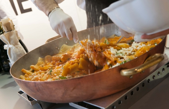 Galleria fotografica






Daniele Zennaro e Irina Freguia: Baccalà mantecato alla veneziana 
Vini in abbinamento
•	Zorzettig - Myò Vigneti di Spessa Friulano Myò Vigneti di Spessa Friuli Colli Orientali DOC 2012 
•	Omina Romana Viognier Lazio IGP 2011 
•	Riccardo Baracchi Metodo Classico Millesimato Brut VSQPRD 2011









Stefano Callegari: Trapizzini
Vini in abbinamento
•	Cleto Chiarli Lambrusco del Fondatore Lambrusco di Sorbara DOC 2012
•	Medici Ermete & Figli Bocciolo Lambrusco Grasparossa dei Colli di Scandiano e Canossa DOC 2012
•	Ca' di Frara Raro Oltrepò Pavese Pinot Nero DOP 2008 
•	Podere Bignolino Pinot Nero Oltrepo Pavese DOC 2009 
•	Col Vetoraz Spumanti Millesimato Valdobbiadene Dry DOCG 2013
 








Food Experience Mondadori













La squadra dell'evento Grande cucina, piccoli piatti








Cesare Battisti: Riso al salto - Lingua e salsa verde
Vini in abbinamento
•	Petra Quercegobbe Toscana Rosso IGT 2010 
•	Feudo Principi di Butera Nero d’Avola Sicilia IGT 2011 
•	Cantina PS Confusion Rosso Marche IGT 2010 
•	Lamole di Lamole Chianti Classico Riserva DOCG 2009








Domenico della Salandra: Guancetta di manzo arrosto con purè.

Vini in abbinamento:
• Carlo Pellegrino Gibelé Zibibbo Secco Terre Siciliane IGP 2012 
•	Marisa Cuomo Fiorduva Furore Bianco Cosa d'Amalfi DOC 2011 
•	Citra Vini Laus Vitae Montepulciano d'Abruzzo DOC 2006
•	Paradisone - Colle degli Angeli Rosso di Montalcino DOC 2008






