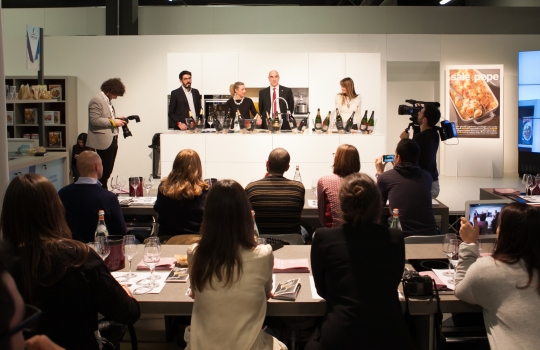 Galleria fotografica






Daniele Zennaro e Irina Freguia: Baccalà mantecato alla veneziana 
Vini in abbinamento
•	Zorzettig - Myò Vigneti di Spessa Friulano Myò Vigneti di Spessa Friuli Colli Orientali DOC 2012 
•	Omina Romana Viognier Lazio IGP 2011 
•	Riccardo Baracchi Metodo Classico Millesimato Brut VSQPRD 2011









Stefano Callegari: Trapizzini
Vini in abbinamento
•	Cleto Chiarli Lambrusco del Fondatore Lambrusco di Sorbara DOC 2012
•	Medici Ermete & Figli Bocciolo Lambrusco Grasparossa dei Colli di Scandiano e Canossa DOC 2012
•	Ca' di Frara Raro Oltrepò Pavese Pinot Nero DOP 2008 
•	Podere Bignolino Pinot Nero Oltrepo Pavese DOC 2009 
•	Col Vetoraz Spumanti Millesimato Valdobbiadene Dry DOCG 2013
 








Food Experience Mondadori













La squadra dell'evento Grande cucina, piccoli piatti








Cesare Battisti: Riso al salto - Lingua e salsa verde
Vini in abbinamento
•	Petra Quercegobbe Toscana Rosso IGT 2010 
•	Feudo Principi di Butera Nero d’Avola Sicilia IGT 2011 
•	Cantina PS Confusion Rosso Marche IGT 2010 
•	Lamole di Lamole Chianti Classico Riserva DOCG 2009








Domenico della Salandra: Guancetta di manzo arrosto con purè.

Vini in abbinamento:
• Carlo Pellegrino Gibelé Zibibbo Secco Terre Siciliane IGP 2012 
•	Marisa Cuomo Fiorduva Furore Bianco Cosa d'Amalfi DOC 2011 
•	Citra Vini Laus Vitae Montepulciano d'Abruzzo DOC 2006
•	Paradisone - Colle degli Angeli Rosso di Montalcino DOC 2008









Enrico e Roberto Cerea: Paccheri al pomodoro mantecati con Grana Padano

Vini in abbinamento:
•	Vivallis Trentodoc Valentini di Weinfeld 
•	Pedrotti Spumanti Trentodoc Pedrotti Bouquet Brut 
•	Revì Trentodoc Paladino Millesimato 2009 
•	Abate Nero Trentodoc Abate Nero Domini Nero Brut Millesimato 2008 
•	Opera Vitivinicola in Valdicembra Trentodoc Opera Brut 2008
•	Ferrari F.lli Lunelli Trentodoc Ferrari Perlé 2007 
•	Maso Martis Trentodoc Maso Martis Riserva 2007








Fulvio Siccardi: Uovo con crema di latte al tartufo NoH2O 
Vini in abbinamento
•	Torre Rosazza Friulano Friuli Colli Orientali DOC 2012 
•	Lis Fadis Guriut Chardonnay Friuli Colli Orientali DOC 2011 
•	Castelfeder Burgum Novum Alto Adige Chardonnay Riserva DOC








Helmut Köcher













Matteo Fronduti: Risotto allo zafferano 
Vini in abbinamento
•	Monte del Frà Custoza Superiore Cá del Magro DOC 2012 
•	Tenuta Ulisse Amaranta Abruzzo Pecorino DOP 2012
•	Tenuta Ferraia Malvasia Secca Frizzante DOC 2012








Il banco dei dolci di Enrico e Roberto Cerea













I produttori di vino








I salumi di Massimo e Luciano Spigaroli








Giovanni Traversone e Marco Tronconi: Polpo e patate - Pisarei e fasò
Vini in abbinamento
•	Joaquin JQN 203 Piante a Lapio Fiano Campania IGT 2011 
•	Cavit Altemasi Riserva Graal Trentodoc 2005 
•	Castelcosa Ucelut Friuli IGT 2009

 








Daniel Canzian: Il Minestrone alla Milanese – Cannolo di polenta e baccalà
Vini in abbinamento
•	Champagne Encry Champagne Brut 2009 
•	Andreola Vigneto Dirupo Valdobbiadene Prosecco Superiore Brut DOCG 2013 
•	Zardetto Spumanti Valdobbiadene Superiore di Cartizze DOCG 2012
 








Gian Pietro e Giorgio Damini: Panino farcito con pancia di manzo - DamBurger
Vini in abbinamento
•	Tenuta Ritterhof Manus Lagrein Riserva Südtirol DOC 2009 
•	Terre di Leone Il Re Pazzo Amarone della Valpolicella Classico DOC 2009 
•	Villa Sandi Marinali Raboso Marca Trevigiana IGT 2009 
•	Borgo Giulia Cruàra Colli di Salerno IGT 2010
 








Riccardo Orfino: Focaccia con stracciatella di bufala – Crema di fave con cicorietta selvatica e caciocavallo di bufala
Vini in abbinamento
•	Marco Bianco Crivella Moscato d'Asti DOCG 2003 
•	Vigne Rada Alghero Stria Vermentino di Sardegna DOC 2012 
•	Mormoraia Ostrea Selezione Vernaccia di San Gimignano DOCG 2012
•	Conte Collalto Conegliano Valdobbiadene Prosecco Superiore Spumante Brut DOCG 2012










Andrea Provenzani: Parmigiana di melanzane incartata - Cappelletti Ferraresi alla panna con Grana Padano stagionato 27 mesi
Vini in abbinamento
•	Allegrini La Grola Veronese IGT 2010 
•	Adami Vigneto Giardino Valdobbiadene Rive di Colbertaldo Dry DOCG 2012 
•	Monte Saline Rosé Brut Nature Metodo Classico VdT 2008
 


















I dolci di Enrico e Roberto Cerea








Kokichi Takahashi: Le Polpette
Vini in abbinamento
•	Nina Ananiashvili & Wine Art La Nina 2010 
•	Cantine Lunae Bosoni Niccolo V Colli di Luni Rosso DOC 2009 
•	Sella & Mosca Marchese di Villamarina Alghero DOC 2008
•	Rivetti & Lauro Uì Valtellina Superiore DOCG 2010
 








Gianluca Esposito: Pasta e cacciucco
Vini in abbinamento
•	Casale del Giglio Satrico Lazio IGT 
•	Cantina Albarossa F.lli Lorenzon Albarossa Prosecco Superiore Conegliano Valdobbiane Brut DOCG 2012
•	Col del Sas - Spagnol Rive di Solighetto Conegliano Valdobbiadene DOCG 2012
 








Luciano Monosilio: Pollo alla cacciatora
Vini in abbinamento
•	Antica Masseria Jorche Riserva Primitivo di Manduria DOP 2010 
•	Monte Zovo Ca' Linverno Rosso Veronese IGT 2010 
•	Casa Vinicola Sartori Regolo Valpolicella Superiore Ripasso DOC 2011
 








Degustazioni di vino agli stand dei produttori










