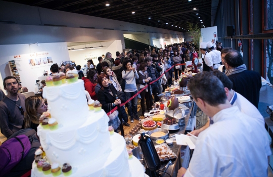 Galleria fotografica






Daniele Zennaro e Irina Freguia: Baccalà mantecato alla veneziana 
Vini in abbinamento
•	Zorzettig - Myò Vigneti di Spessa Friulano Myò Vigneti di Spessa Friuli Colli Orientali DOC 2012 
•	Omina Romana Viognier Lazio IGP 2011 
•	Riccardo Baracchi Metodo Classico Millesimato Brut VSQPRD 2011









Stefano Callegari: Trapizzini
Vini in abbinamento
•	Cleto Chiarli Lambrusco del Fondatore Lambrusco di Sorbara DOC 2012
•	Medici Ermete & Figli Bocciolo Lambrusco Grasparossa dei Colli di Scandiano e Canossa DOC 2012
•	Ca' di Frara Raro Oltrepò Pavese Pinot Nero DOP 2008 
•	Podere Bignolino Pinot Nero Oltrepo Pavese DOC 2009 
•	Col Vetoraz Spumanti Millesimato Valdobbiadene Dry DOCG 2013
 








Food Experience Mondadori













La squadra dell'evento Grande cucina, piccoli piatti








Cesare Battisti: Riso al salto - Lingua e salsa verde
Vini in abbinamento
•	Petra Quercegobbe Toscana Rosso IGT 2010 
•	Feudo Principi di Butera Nero d’Avola Sicilia IGT 2011 
•	Cantina PS Confusion Rosso Marche IGT 2010 
•	Lamole di Lamole Chianti Classico Riserva DOCG 2009








Domenico della Salandra: Guancetta di manzo arrosto con purè.

Vini in abbinamento:
• Carlo Pellegrino Gibelé Zibibbo Secco Terre Siciliane IGP 2012 
•	Marisa Cuomo Fiorduva Furore Bianco Cosa d'Amalfi DOC 2011 
•	Citra Vini Laus Vitae Montepulciano d'Abruzzo DOC 2006
•	Paradisone - Colle degli Angeli Rosso di Montalcino DOC 2008









Enrico e Roberto Cerea: Paccheri al pomodoro mantecati con Grana Padano

Vini in abbinamento:
•	Vivallis Trentodoc Valentini di Weinfeld 
•	Pedrotti Spumanti Trentodoc Pedrotti Bouquet Brut 
•	Revì Trentodoc Paladino Millesimato 2009 
•	Abate Nero Trentodoc Abate Nero Domini Nero Brut Millesimato 2008 
•	Opera Vitivinicola in Valdicembra Trentodoc Opera Brut 2008
•	Ferrari F.lli Lunelli Trentodoc Ferrari Perlé 2007 
•	Maso Martis Trentodoc Maso Martis Riserva 2007








Fulvio Siccardi: Uovo con crema di latte al tartufo NoH2O 
Vini in abbinamento
•	Torre Rosazza Friulano Friuli Colli Orientali DOC 2012 
•	Lis Fadis Guriut Chardonnay Friuli Colli Orientali DOC 2011 
•	Castelfeder Burgum Novum Alto Adige Chardonnay Riserva DOC








Helmut Köcher





