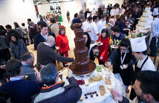 Galleria fotografica






Daniele Zennaro e Irina Freguia: Baccalà mantecato alla veneziana 
Vini in abbinamento
•	Zorzettig - Myò Vigneti di Spessa Friulano Myò Vigneti di Spessa Friuli Colli Orientali DOC 2012 
•	Omina Romana Viognier Lazio IGP 2011 
•	Riccardo Baracchi Metodo Classico Millesimato Brut VSQPRD 2011









Stefano Callegari: Trapizzini
Vini in abbinamento
•	Cleto Chiarli Lambrusco del Fondatore Lambrusco di Sorbara DOC 2012
•	Medici Ermete & Figli Bocciolo Lambrusco Grasparossa dei Colli di Scandiano e Canossa DOC 2012
•	Ca' di Frara Raro Oltrepò Pavese Pinot Nero DOP 2008 
•	Podere Bignolino Pinot Nero Oltrepo Pavese DOC 2009 
•	Col Vetoraz Spumanti Millesimato Valdobbiadene Dry DOCG 2013
 








Food Experience Mondadori





