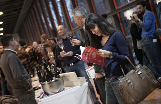 Galleria fotografica






Daniele Zennaro e Irina Freguia: Baccalà mantecato alla veneziana 
Vini in abbinamento
•	Zorzettig - Myò Vigneti di Spessa Friulano Myò Vigneti di Spessa Friuli Colli Orientali DOC 2012 
•	Omina Romana Viognier Lazio IGP 2011 
•	Riccardo Baracchi Metodo Classico Millesimato Brut VSQPRD 2011









Stefano Callegari: Trapizzini
Vini in abbinamento
•	Cleto Chiarli Lambrusco del Fondatore Lambrusco di Sorbara DOC 2012
•	Medici Ermete & Figli Bocciolo Lambrusco Grasparossa dei Colli di Scandiano e Canossa DOC 2012
•	Ca' di Frara Raro Oltrepò Pavese Pinot Nero DOP 2008 
•	Podere Bignolino Pinot Nero Oltrepo Pavese DOC 2009 
•	Col Vetoraz Spumanti Millesimato Valdobbiadene Dry DOCG 2013
 








Food Experience Mondadori













La squadra dell'evento Grande cucina, piccoli piatti








Cesare Battisti: Riso al salto - Lingua e salsa verde
Vini in abbinamento
•	Petra Quercegobbe Toscana Rosso IGT 2010 
•	Feudo Principi di Butera Nero d’Avola Sicilia IGT 2011 
•	Cantina PS Confusion Rosso Marche IGT 2010 
•	Lamole di Lamole Chianti Classico Riserva DOCG 2009








Domenico della Salandra: Guancetta di manzo arrosto con purè.

Vini in abbinamento:
• Carlo Pellegrino Gibelé Zibibbo Secco Terre Siciliane IGP 2012 
•	Marisa Cuomo Fiorduva Furore Bianco Cosa d'Amalfi DOC 2011 
•	Citra Vini Laus Vitae Montepulciano d'Abruzzo DOC 2006
•	Paradisone - Colle degli Angeli Rosso di Montalcino DOC 2008









Enrico e Roberto Cerea: Paccheri al pomodoro mantecati con Grana Padano

Vini in abbinamento:
•	Vivallis Trentodoc Valentini di Weinfeld 
•	Pedrotti Spumanti Trentodoc Pedrotti Bouquet Brut 
•	Revì Trentodoc Paladino Millesimato 2009 
•	Abate Nero Trentodoc Abate Nero Domini Nero Brut Millesimato 2008 
•	Opera Vitivinicola in Valdicembra Trentodoc Opera Brut 2008
•	Ferrari F.lli Lunelli Trentodoc Ferrari Perlé 2007 
•	Maso Martis Trentodoc Maso Martis Riserva 2007








Fulvio Siccardi: Uovo con crema di latte al tartufo NoH2O 
Vini in abbinamento
•	Torre Rosazza Friulano Friuli Colli Orientali DOC 2012 
•	Lis Fadis Guriut Chardonnay Friuli Colli Orientali DOC 2011 
•	Castelfeder Burgum Novum Alto Adige Chardonnay Riserva DOC








Helmut Köcher













Matteo Fronduti: Risotto allo zafferano 
Vini in abbinamento
•	Monte del Frà Custoza Superiore Cá del Magro DOC 2012 
•	Tenuta Ulisse Amaranta Abruzzo Pecorino DOP 2012
•	Tenuta Ferraia Malvasia Secca Frizzante DOC 2012








Il banco dei dolci di Enrico e Roberto Cerea





