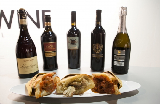 Galleria fotografica






Daniele Zennaro e Irina Freguia: Baccalà mantecato alla veneziana 
Vini in abbinamento
•	Zorzettig - Myò Vigneti di Spessa Friulano Myò Vigneti di Spessa Friuli Colli Orientali DOC 2012 
•	Omina Romana Viognier Lazio IGP 2011 
•	Riccardo Baracchi Metodo Classico Millesimato Brut VSQPRD 2011






