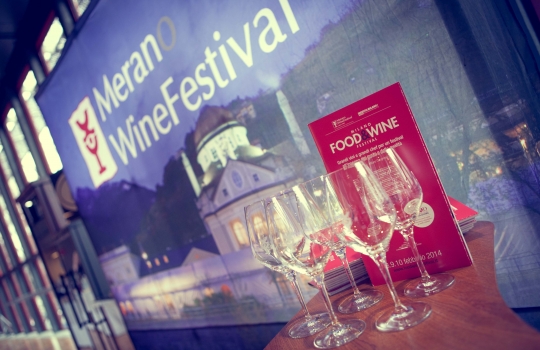 Galleria fotografica






Daniele Zennaro e Irina Freguia: Baccalà mantecato alla veneziana 
Vini in abbinamento
•	Zorzettig - Myò Vigneti di Spessa Friulano Myò Vigneti di Spessa Friuli Colli Orientali DOC 2012 
•	Omina Romana Viognier Lazio IGP 2011 
•	Riccardo Baracchi Metodo Classico Millesimato Brut VSQPRD 2011









Stefano Callegari: Trapizzini
Vini in abbinamento
•	Cleto Chiarli Lambrusco del Fondatore Lambrusco di Sorbara DOC 2012
•	Medici Ermete & Figli Bocciolo Lambrusco Grasparossa dei Colli di Scandiano e Canossa DOC 2012
•	Ca' di Frara Raro Oltrepò Pavese Pinot Nero DOP 2008 
•	Podere Bignolino Pinot Nero Oltrepo Pavese DOC 2009 
•	Col Vetoraz Spumanti Millesimato Valdobbiadene Dry DOCG 2013
 








Food Experience Mondadori













La squadra dell'evento Grande cucina, piccoli piatti








Cesare Battisti: Riso al salto - Lingua e salsa verde
Vini in abbinamento
•	Petra Quercegobbe Toscana Rosso IGT 2010 
•	Feudo Principi di Butera Nero d’Avola Sicilia IGT 2011 
•	Cantina PS Confusion Rosso Marche IGT 2010 
•	Lamole di Lamole Chianti Classico Riserva DOCG 2009








Domenico della Salandra: Guancetta di manzo arrosto con purè.

Vini in abbinamento:
• Carlo Pellegrino Gibelé Zibibbo Secco Terre Siciliane IGP 2012 
•	Marisa Cuomo Fiorduva Furore Bianco Cosa d'Amalfi DOC 2011 
•	Citra Vini Laus Vitae Montepulciano d'Abruzzo DOC 2006
•	Paradisone - Colle degli Angeli Rosso di Montalcino DOC 2008









Enrico e Roberto Cerea: Paccheri al pomodoro mantecati con Grana Padano

Vini in abbinamento:
•	Vivallis Trentodoc Valentini di Weinfeld 
•	Pedrotti Spumanti Trentodoc Pedrotti Bouquet Brut 
•	Revì Trentodoc Paladino Millesimato 2009 
•	Abate Nero Trentodoc Abate Nero Domini Nero Brut Millesimato 2008 
•	Opera Vitivinicola in Valdicembra Trentodoc Opera Brut 2008
•	Ferrari F.lli Lunelli Trentodoc Ferrari Perlé 2007 
•	Maso Martis Trentodoc Maso Martis Riserva 2007








Fulvio Siccardi: Uovo con crema di latte al tartufo NoH2O 
Vini in abbinamento
•	Torre Rosazza Friulano Friuli Colli Orientali DOC 2012 
•	Lis Fadis Guriut Chardonnay Friuli Colli Orientali DOC 2011 
•	Castelfeder Burgum Novum Alto Adige Chardonnay Riserva DOC








Helmut Köcher













Matteo Fronduti: Risotto allo zafferano 
Vini in abbinamento
•	Monte del Frà Custoza Superiore Cá del Magro DOC 2012 
•	Tenuta Ulisse Amaranta Abruzzo Pecorino DOP 2012
•	Tenuta Ferraia Malvasia Secca Frizzante DOC 2012








Il banco dei dolci di Enrico e Roberto Cerea













I produttori di vino








I salumi di Massimo e Luciano Spigaroli








Giovanni Traversone e Marco Tronconi: Polpo e patate - Pisarei e fasò
Vini in abbinamento
•	Joaquin JQN 203 Piante a Lapio Fiano Campania IGT 2011 
•	Cavit Altemasi Riserva Graal Trentodoc 2005 
•	Castelcosa Ucelut Friuli IGT 2009

 








Daniel Canzian: Il Minestrone alla Milanese – Cannolo di polenta e baccalà
Vini in abbinamento
•	Champagne Encry Champagne Brut 2009 
•	Andreola Vigneto Dirupo Valdobbiadene Prosecco Superiore Brut DOCG 2013 
•	Zardetto Spumanti Valdobbiadene Superiore di Cartizze DOCG 2012
 








Gian Pietro e Giorgio Damini: Panino farcito con pancia di manzo - DamBurger
Vini in abbinamento
•	Tenuta Ritterhof Manus Lagrein Riserva Südtirol DOC 2009 
•	Terre di Leone Il Re Pazzo Amarone della Valpolicella Classico DOC 2009 
•	Villa Sandi Marinali Raboso Marca Trevigiana IGT 2009 
•	Borgo Giulia Cruàra Colli di Salerno IGT 2010
 








Riccardo Orfino: Focaccia con stracciatella di bufala – Crema di fave con cicorietta selvatica e caciocavallo di bufala
Vini in abbinamento
•	Marco Bianco Crivella Moscato d'Asti DOCG 2003 
•	Vigne Rada Alghero Stria Vermentino di Sardegna DOC 2012 
•	Mormoraia Ostrea Selezione Vernaccia di San Gimignano DOCG 2012
•	Conte Collalto Conegliano Valdobbiadene Prosecco Superiore Spumante Brut DOCG 2012










Andrea Provenzani: Parmigiana di melanzane incartata - Cappelletti Ferraresi alla panna con Grana Padano stagionato 27 mesi
Vini in abbinamento
•	Allegrini La Grola Veronese IGT 2010 
•	Adami Vigneto Giardino Valdobbiadene Rive di Colbertaldo Dry DOCG 2012 
•	Monte Saline Rosé Brut Nature Metodo Classico VdT 2008
 










