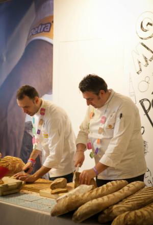 Galleria fotografica






Daniele Zennaro e Irina Freguia: Baccalà mantecato alla veneziana 
Vini in abbinamento
•	Zorzettig - Myò Vigneti di Spessa Friulano Myò Vigneti di Spessa Friuli Colli Orientali DOC 2012 
•	Omina Romana Viognier Lazio IGP 2011 
•	Riccardo Baracchi Metodo Classico Millesimato Brut VSQPRD 2011









Stefano Callegari: Trapizzini
Vini in abbinamento
•	Cleto Chiarli Lambrusco del Fondatore Lambrusco di Sorbara DOC 2012
•	Medici Ermete & Figli Bocciolo Lambrusco Grasparossa dei Colli di Scandiano e Canossa DOC 2012
•	Ca' di Frara Raro Oltrepò Pavese Pinot Nero DOP 2008 
•	Podere Bignolino Pinot Nero Oltrepo Pavese DOC 2009 
•	Col Vetoraz Spumanti Millesimato Valdobbiadene Dry DOCG 2013
 








Food Experience Mondadori













La squadra dell'evento Grande cucina, piccoli piatti








Cesare Battisti: Riso al salto - Lingua e salsa verde
Vini in abbinamento
•	Petra Quercegobbe Toscana Rosso IGT 2010 
•	Feudo Principi di Butera Nero d’Avola Sicilia IGT 2011 
•	Cantina PS Confusion Rosso Marche IGT 2010 
•	Lamole di Lamole Chianti Classico Riserva DOCG 2009








Domenico della Salandra: Guancetta di manzo arrosto con purè.

Vini in abbinamento:
• Carlo Pellegrino Gibelé Zibibbo Secco Terre Siciliane IGP 2012 
•	Marisa Cuomo Fiorduva Furore Bianco Cosa d'Amalfi DOC 2011 
•	Citra Vini Laus Vitae Montepulciano d'Abruzzo DOC 2006
•	Paradisone - Colle degli Angeli Rosso di Montalcino DOC 2008









Enrico e Roberto Cerea: Paccheri al pomodoro mantecati con Grana Padano

Vini in abbinamento:
•	Vivallis Trentodoc Valentini di Weinfeld 
•	Pedrotti Spumanti Trentodoc Pedrotti Bouquet Brut 
•	Revì Trentodoc Paladino Millesimato 2009 
•	Abate Nero Trentodoc Abate Nero Domini Nero Brut Millesimato 2008 
•	Opera Vitivinicola in Valdicembra Trentodoc Opera Brut 2008
•	Ferrari F.lli Lunelli Trentodoc Ferrari Perlé 2007 
•	Maso Martis Trentodoc Maso Martis Riserva 2007








Fulvio Siccardi: Uovo con crema di latte al tartufo NoH2O 
Vini in abbinamento
•	Torre Rosazza Friulano Friuli Colli Orientali DOC 2012 
•	Lis Fadis Guriut Chardonnay Friuli Colli Orientali DOC 2011 
•	Castelfeder Burgum Novum Alto Adige Chardonnay Riserva DOC








Helmut Köcher













Matteo Fronduti: Risotto allo zafferano 
Vini in abbinamento
•	Monte del Frà Custoza Superiore Cá del Magro DOC 2012 
•	Tenuta Ulisse Amaranta Abruzzo Pecorino DOP 2012
•	Tenuta Ferraia Malvasia Secca Frizzante DOC 2012








Il banco dei dolci di Enrico e Roberto Cerea













I produttori di vino








I salumi di Massimo e Luciano Spigaroli








Giovanni Traversone e Marco Tronconi: Polpo e patate - Pisarei e fasò
Vini in abbinamento
•	Joaquin JQN 203 Piante a Lapio Fiano Campania IGT 2011 
•	Cavit Altemasi Riserva Graal Trentodoc 2005 
•	Castelcosa Ucelut Friuli IGT 2009

 








Daniel Canzian: Il Minestrone alla Milanese – Cannolo di polenta e baccalà
Vini in abbinamento
•	Champagne Encry Champagne Brut 2009 
•	Andreola Vigneto Dirupo Valdobbiadene Prosecco Superiore Brut DOCG 2013 
•	Zardetto Spumanti Valdobbiadene Superiore di Cartizze DOCG 2012
 








Gian Pietro e Giorgio Damini: Panino farcito con pancia di manzo - DamBurger
Vini in abbinamento
•	Tenuta Ritterhof Manus Lagrein Riserva Südtirol DOC 2009 
•	Terre di Leone Il Re Pazzo Amarone della Valpolicella Classico DOC 2009 
•	Villa Sandi Marinali Raboso Marca Trevigiana IGT 2009 
•	Borgo Giulia Cruàra Colli di Salerno IGT 2010
 








Riccardo Orfino: Focaccia con stracciatella di bufala – Crema di fave con cicorietta selvatica e caciocavallo di bufala
Vini in abbinamento
•	Marco Bianco Crivella Moscato d'Asti DOCG 2003 
•	Vigne Rada Alghero Stria Vermentino di Sardegna DOC 2012 
•	Mormoraia Ostrea Selezione Vernaccia di San Gimignano DOCG 2012
•	Conte Collalto Conegliano Valdobbiadene Prosecco Superiore Spumante Brut DOCG 2012










Andrea Provenzani: Parmigiana di melanzane incartata - Cappelletti Ferraresi alla panna con Grana Padano stagionato 27 mesi
Vini in abbinamento
•	Allegrini La Grola Veronese IGT 2010 
•	Adami Vigneto Giardino Valdobbiadene Rive di Colbertaldo Dry DOCG 2012 
•	Monte Saline Rosé Brut Nature Metodo Classico VdT 2008
 


















I dolci di Enrico e Roberto Cerea








Kokichi Takahashi: Le Polpette
Vini in abbinamento
•	Nina Ananiashvili & Wine Art La Nina 2010 
•	Cantine Lunae Bosoni Niccolo V Colli di Luni Rosso DOC 2009 
•	Sella & Mosca Marchese di Villamarina Alghero DOC 2008
•	Rivetti & Lauro Uì Valtellina Superiore DOCG 2010
 








Gianluca Esposito: Pasta e cacciucco
Vini in abbinamento
•	Casale del Giglio Satrico Lazio IGT 
•	Cantina Albarossa F.lli Lorenzon Albarossa Prosecco Superiore Conegliano Valdobbiane Brut DOCG 2012
•	Col del Sas - Spagnol Rive di Solighetto Conegliano Valdobbiadene DOCG 2012
 








Luciano Monosilio: Pollo alla cacciatora
Vini in abbinamento
•	Antica Masseria Jorche Riserva Primitivo di Manduria DOP 2010 
•	Monte Zovo Ca' Linverno Rosso Veronese IGT 2010 
•	Casa Vinicola Sartori Regolo Valpolicella Superiore Ripasso DOC 2011
 








Degustazioni di vino agli stand dei produttori













Food Experience Mondadori








Marta Grassi: Vitello Tonnato
Vini in abbinamento
•	Firriato Insolia Sicilia DOC 2012 
•	Vineyards V8+ Sior Toni Prosecco Superiore di Cartizze DOCG 
•	Mezzacorona Rotari AlpeRegis Millesimato Trento Extra Brut DOC 2008
 








Elio Sironi: Spaghetti cacio e pepe al lime
Vini in abbinamento
•	Le Marchesine Franciacorta Brut DOCG 
•	Guido Berlucchi Cellarius Franciacorta Brut DOCG 2008 
•	Fattoria La Valentina Spelt Montepulciano d'Abruzzo DOC 2009
 








Giuseppe Iannotti: Ragù, mozzarella di bufala e pasta
Vini in abbinamento
•	San Salvatore Pian di Stio Paestum Fiano IGT 2012 
•	Cantina Ciccio Zaccagnini Yamada Colline Pescaresi IGT 2012 
•	Il Calepino Il Calepino Non Dosato Metodo Classico VSQ 2007
•	Kettmeir Metodo Classico Rosé Athesis Brut DOC
 








Da sinistra: Elio Sironi, Marta Grassi, Gianluca Biscalchin, Helmut Köcher, Giuseppe Iannotti





