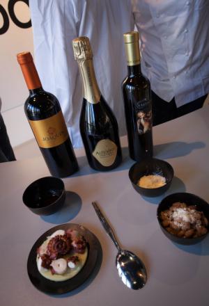 Galleria fotografica






Daniele Zennaro e Irina Freguia: Baccalà mantecato alla veneziana 
Vini in abbinamento
•	Zorzettig - Myò Vigneti di Spessa Friulano Myò Vigneti di Spessa Friuli Colli Orientali DOC 2012 
•	Omina Romana Viognier Lazio IGP 2011 
•	Riccardo Baracchi Metodo Classico Millesimato Brut VSQPRD 2011









Stefano Callegari: Trapizzini
Vini in abbinamento
•	Cleto Chiarli Lambrusco del Fondatore Lambrusco di Sorbara DOC 2012
•	Medici Ermete & Figli Bocciolo Lambrusco Grasparossa dei Colli di Scandiano e Canossa DOC 2012
•	Ca' di Frara Raro Oltrepò Pavese Pinot Nero DOP 2008 
•	Podere Bignolino Pinot Nero Oltrepo Pavese DOC 2009 
•	Col Vetoraz Spumanti Millesimato Valdobbiadene Dry DOCG 2013
 








Food Experience Mondadori













La squadra dell'evento Grande cucina, piccoli piatti








Cesare Battisti: Riso al salto - Lingua e salsa verde
Vini in abbinamento
•	Petra Quercegobbe Toscana Rosso IGT 2010 
•	Feudo Principi di Butera Nero d’Avola Sicilia IGT 2011 
•	Cantina PS Confusion Rosso Marche IGT 2010 
•	Lamole di Lamole Chianti Classico Riserva DOCG 2009








Domenico della Salandra: Guancetta di manzo arrosto con purè.

Vini in abbinamento:
• Carlo Pellegrino Gibelé Zibibbo Secco Terre Siciliane IGP 2012 
•	Marisa Cuomo Fiorduva Furore Bianco Cosa d'Amalfi DOC 2011 
•	Citra Vini Laus Vitae Montepulciano d'Abruzzo DOC 2006
•	Paradisone - Colle degli Angeli Rosso di Montalcino DOC 2008









Enrico e Roberto Cerea: Paccheri al pomodoro mantecati con Grana Padano

Vini in abbinamento:
•	Vivallis Trentodoc Valentini di Weinfeld 
•	Pedrotti Spumanti Trentodoc Pedrotti Bouquet Brut 
•	Revì Trentodoc Paladino Millesimato 2009 
•	Abate Nero Trentodoc Abate Nero Domini Nero Brut Millesimato 2008 
•	Opera Vitivinicola in Valdicembra Trentodoc Opera Brut 2008
•	Ferrari F.lli Lunelli Trentodoc Ferrari Perlé 2007 
•	Maso Martis Trentodoc Maso Martis Riserva 2007








Fulvio Siccardi: Uovo con crema di latte al tartufo NoH2O 
Vini in abbinamento
•	Torre Rosazza Friulano Friuli Colli Orientali DOC 2012 
•	Lis Fadis Guriut Chardonnay Friuli Colli Orientali DOC 2011 
•	Castelfeder Burgum Novum Alto Adige Chardonnay Riserva DOC








Helmut Köcher













Matteo Fronduti: Risotto allo zafferano 
Vini in abbinamento
•	Monte del Frà Custoza Superiore Cá del Magro DOC 2012 
•	Tenuta Ulisse Amaranta Abruzzo Pecorino DOP 2012
•	Tenuta Ferraia Malvasia Secca Frizzante DOC 2012








Il banco dei dolci di Enrico e Roberto Cerea













I produttori di vino








I salumi di Massimo e Luciano Spigaroli





