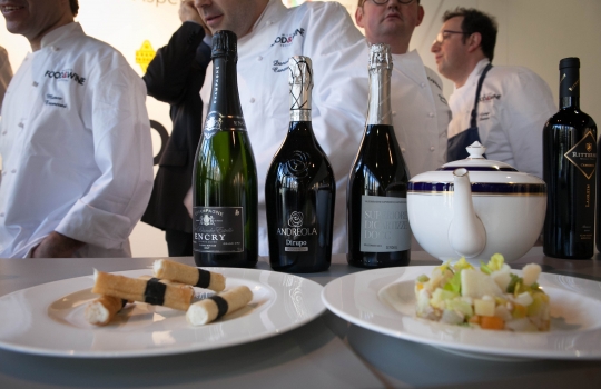 Galleria fotografica






Daniele Zennaro e Irina Freguia: Baccalà mantecato alla veneziana 
Vini in abbinamento
•	Zorzettig - Myò Vigneti di Spessa Friulano Myò Vigneti di Spessa Friuli Colli Orientali DOC 2012 
•	Omina Romana Viognier Lazio IGP 2011 
•	Riccardo Baracchi Metodo Classico Millesimato Brut VSQPRD 2011









Stefano Callegari: Trapizzini
Vini in abbinamento
•	Cleto Chiarli Lambrusco del Fondatore Lambrusco di Sorbara DOC 2012
•	Medici Ermete & Figli Bocciolo Lambrusco Grasparossa dei Colli di Scandiano e Canossa DOC 2012
•	Ca' di Frara Raro Oltrepò Pavese Pinot Nero DOP 2008 
•	Podere Bignolino Pinot Nero Oltrepo Pavese DOC 2009 
•	Col Vetoraz Spumanti Millesimato Valdobbiadene Dry DOCG 2013
 








Food Experience Mondadori













La squadra dell'evento Grande cucina, piccoli piatti








Cesare Battisti: Riso al salto - Lingua e salsa verde
Vini in abbinamento
•	Petra Quercegobbe Toscana Rosso IGT 2010 
•	Feudo Principi di Butera Nero d’Avola Sicilia IGT 2011 
•	Cantina PS Confusion Rosso Marche IGT 2010 
•	Lamole di Lamole Chianti Classico Riserva DOCG 2009








Domenico della Salandra: Guancetta di manzo arrosto con purè.

Vini in abbinamento:
• Carlo Pellegrino Gibelé Zibibbo Secco Terre Siciliane IGP 2012 
•	Marisa Cuomo Fiorduva Furore Bianco Cosa d'Amalfi DOC 2011 
•	Citra Vini Laus Vitae Montepulciano d'Abruzzo DOC 2006
•	Paradisone - Colle degli Angeli Rosso di Montalcino DOC 2008









Enrico e Roberto Cerea: Paccheri al pomodoro mantecati con Grana Padano

Vini in abbinamento:
•	Vivallis Trentodoc Valentini di Weinfeld 
•	Pedrotti Spumanti Trentodoc Pedrotti Bouquet Brut 
•	Revì Trentodoc Paladino Millesimato 2009 
•	Abate Nero Trentodoc Abate Nero Domini Nero Brut Millesimato 2008 
•	Opera Vitivinicola in Valdicembra Trentodoc Opera Brut 2008
•	Ferrari F.lli Lunelli Trentodoc Ferrari Perlé 2007 
•	Maso Martis Trentodoc Maso Martis Riserva 2007








Fulvio Siccardi: Uovo con crema di latte al tartufo NoH2O 
Vini in abbinamento
•	Torre Rosazza Friulano Friuli Colli Orientali DOC 2012 
•	Lis Fadis Guriut Chardonnay Friuli Colli Orientali DOC 2011 
•	Castelfeder Burgum Novum Alto Adige Chardonnay Riserva DOC








Helmut Köcher













Matteo Fronduti: Risotto allo zafferano 
Vini in abbinamento
•	Monte del Frà Custoza Superiore Cá del Magro DOC 2012 
•	Tenuta Ulisse Amaranta Abruzzo Pecorino DOP 2012
•	Tenuta Ferraia Malvasia Secca Frizzante DOC 2012








Il banco dei dolci di Enrico e Roberto Cerea













I produttori di vino








I salumi di Massimo e Luciano Spigaroli








Giovanni Traversone e Marco Tronconi: Polpo e patate - Pisarei e fasò
Vini in abbinamento
•	Joaquin JQN 203 Piante a Lapio Fiano Campania IGT 2011 
•	Cavit Altemasi Riserva Graal Trentodoc 2005 
•	Castelcosa Ucelut Friuli IGT 2009

 





