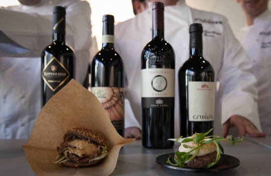 Galleria fotografica






Daniele Zennaro e Irina Freguia: Baccalà mantecato alla veneziana 
Vini in abbinamento
•	Zorzettig - Myò Vigneti di Spessa Friulano Myò Vigneti di Spessa Friuli Colli Orientali DOC 2012 
•	Omina Romana Viognier Lazio IGP 2011 
•	Riccardo Baracchi Metodo Classico Millesimato Brut VSQPRD 2011









Stefano Callegari: Trapizzini
Vini in abbinamento
•	Cleto Chiarli Lambrusco del Fondatore Lambrusco di Sorbara DOC 2012
•	Medici Ermete & Figli Bocciolo Lambrusco Grasparossa dei Colli di Scandiano e Canossa DOC 2012
•	Ca' di Frara Raro Oltrepò Pavese Pinot Nero DOP 2008 
•	Podere Bignolino Pinot Nero Oltrepo Pavese DOC 2009 
•	Col Vetoraz Spumanti Millesimato Valdobbiadene Dry DOCG 2013
 








Food Experience Mondadori













La squadra dell'evento Grande cucina, piccoli piatti








Cesare Battisti: Riso al salto - Lingua e salsa verde
Vini in abbinamento
•	Petra Quercegobbe Toscana Rosso IGT 2010 
•	Feudo Principi di Butera Nero d’Avola Sicilia IGT 2011 
•	Cantina PS Confusion Rosso Marche IGT 2010 
•	Lamole di Lamole Chianti Classico Riserva DOCG 2009








Domenico della Salandra: Guancetta di manzo arrosto con purè.

Vini in abbinamento:
• Carlo Pellegrino Gibelé Zibibbo Secco Terre Siciliane IGP 2012 
•	Marisa Cuomo Fiorduva Furore Bianco Cosa d'Amalfi DOC 2011 
•	Citra Vini Laus Vitae Montepulciano d'Abruzzo DOC 2006
•	Paradisone - Colle degli Angeli Rosso di Montalcino DOC 2008









Enrico e Roberto Cerea: Paccheri al pomodoro mantecati con Grana Padano

Vini in abbinamento:
•	Vivallis Trentodoc Valentini di Weinfeld 
•	Pedrotti Spumanti Trentodoc Pedrotti Bouquet Brut 
•	Revì Trentodoc Paladino Millesimato 2009 
•	Abate Nero Trentodoc Abate Nero Domini Nero Brut Millesimato 2008 
•	Opera Vitivinicola in Valdicembra Trentodoc Opera Brut 2008
•	Ferrari F.lli Lunelli Trentodoc Ferrari Perlé 2007 
•	Maso Martis Trentodoc Maso Martis Riserva 2007








Fulvio Siccardi: Uovo con crema di latte al tartufo NoH2O 
Vini in abbinamento
•	Torre Rosazza Friulano Friuli Colli Orientali DOC 2012 
•	Lis Fadis Guriut Chardonnay Friuli Colli Orientali DOC 2011 
•	Castelfeder Burgum Novum Alto Adige Chardonnay Riserva DOC








Helmut Köcher













Matteo Fronduti: Risotto allo zafferano 
Vini in abbinamento
•	Monte del Frà Custoza Superiore Cá del Magro DOC 2012 
•	Tenuta Ulisse Amaranta Abruzzo Pecorino DOP 2012
•	Tenuta Ferraia Malvasia Secca Frizzante DOC 2012








Il banco dei dolci di Enrico e Roberto Cerea













I produttori di vino








I salumi di Massimo e Luciano Spigaroli








Giovanni Traversone e Marco Tronconi: Polpo e patate - Pisarei e fasò
Vini in abbinamento
•	Joaquin JQN 203 Piante a Lapio Fiano Campania IGT 2011 
•	Cavit Altemasi Riserva Graal Trentodoc 2005 
•	Castelcosa Ucelut Friuli IGT 2009

 








Daniel Canzian: Il Minestrone alla Milanese – Cannolo di polenta e baccalà
Vini in abbinamento
•	Champagne Encry Champagne Brut 2009 
•	Andreola Vigneto Dirupo Valdobbiadene Prosecco Superiore Brut DOCG 2013 
•	Zardetto Spumanti Valdobbiadene Superiore di Cartizze DOCG 2012
 





