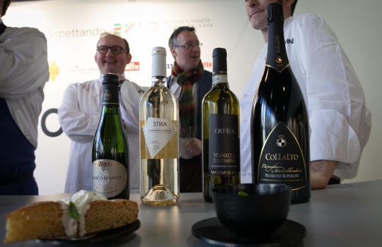 Galleria fotografica






Daniele Zennaro e Irina Freguia: Baccalà mantecato alla veneziana 
Vini in abbinamento
•	Zorzettig - Myò Vigneti di Spessa Friulano Myò Vigneti di Spessa Friuli Colli Orientali DOC 2012 
•	Omina Romana Viognier Lazio IGP 2011 
•	Riccardo Baracchi Metodo Classico Millesimato Brut VSQPRD 2011









Stefano Callegari: Trapizzini
Vini in abbinamento
•	Cleto Chiarli Lambrusco del Fondatore Lambrusco di Sorbara DOC 2012
•	Medici Ermete & Figli Bocciolo Lambrusco Grasparossa dei Colli di Scandiano e Canossa DOC 2012
•	Ca' di Frara Raro Oltrepò Pavese Pinot Nero DOP 2008 
•	Podere Bignolino Pinot Nero Oltrepo Pavese DOC 2009 
•	Col Vetoraz Spumanti Millesimato Valdobbiadene Dry DOCG 2013
 








Food Experience Mondadori













La squadra dell'evento Grande cucina, piccoli piatti








Cesare Battisti: Riso al salto - Lingua e salsa verde
Vini in abbinamento
•	Petra Quercegobbe Toscana Rosso IGT 2010 
•	Feudo Principi di Butera Nero d’Avola Sicilia IGT 2011 
•	Cantina PS Confusion Rosso Marche IGT 2010 
•	Lamole di Lamole Chianti Classico Riserva DOCG 2009








Domenico della Salandra: Guancetta di manzo arrosto con purè.

Vini in abbinamento:
• Carlo Pellegrino Gibelé Zibibbo Secco Terre Siciliane IGP 2012 
•	Marisa Cuomo Fiorduva Furore Bianco Cosa d'Amalfi DOC 2011 
•	Citra Vini Laus Vitae Montepulciano d'Abruzzo DOC 2006
•	Paradisone - Colle degli Angeli Rosso di Montalcino DOC 2008









Enrico e Roberto Cerea: Paccheri al pomodoro mantecati con Grana Padano

Vini in abbinamento:
•	Vivallis Trentodoc Valentini di Weinfeld 
•	Pedrotti Spumanti Trentodoc Pedrotti Bouquet Brut 
•	Revì Trentodoc Paladino Millesimato 2009 
•	Abate Nero Trentodoc Abate Nero Domini Nero Brut Millesimato 2008 
•	Opera Vitivinicola in Valdicembra Trentodoc Opera Brut 2008
•	Ferrari F.lli Lunelli Trentodoc Ferrari Perlé 2007 
•	Maso Martis Trentodoc Maso Martis Riserva 2007








Fulvio Siccardi: Uovo con crema di latte al tartufo NoH2O 
Vini in abbinamento
•	Torre Rosazza Friulano Friuli Colli Orientali DOC 2012 
•	Lis Fadis Guriut Chardonnay Friuli Colli Orientali DOC 2011 
•	Castelfeder Burgum Novum Alto Adige Chardonnay Riserva DOC








Helmut Köcher













Matteo Fronduti: Risotto allo zafferano 
Vini in abbinamento
•	Monte del Frà Custoza Superiore Cá del Magro DOC 2012 
•	Tenuta Ulisse Amaranta Abruzzo Pecorino DOP 2012
•	Tenuta Ferraia Malvasia Secca Frizzante DOC 2012








Il banco dei dolci di Enrico e Roberto Cerea













I produttori di vino








I salumi di Massimo e Luciano Spigaroli








Giovanni Traversone e Marco Tronconi: Polpo e patate - Pisarei e fasò
Vini in abbinamento
•	Joaquin JQN 203 Piante a Lapio Fiano Campania IGT 2011 
•	Cavit Altemasi Riserva Graal Trentodoc 2005 
•	Castelcosa Ucelut Friuli IGT 2009

 








Daniel Canzian: Il Minestrone alla Milanese – Cannolo di polenta e baccalà
Vini in abbinamento
•	Champagne Encry Champagne Brut 2009 
•	Andreola Vigneto Dirupo Valdobbiadene Prosecco Superiore Brut DOCG 2013 
•	Zardetto Spumanti Valdobbiadene Superiore di Cartizze DOCG 2012
 








Gian Pietro e Giorgio Damini: Panino farcito con pancia di manzo - DamBurger
Vini in abbinamento
•	Tenuta Ritterhof Manus Lagrein Riserva Südtirol DOC 2009 
•	Terre di Leone Il Re Pazzo Amarone della Valpolicella Classico DOC 2009 
•	Villa Sandi Marinali Raboso Marca Trevigiana IGT 2009 
•	Borgo Giulia Cruàra Colli di Salerno IGT 2010
 





