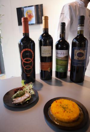 Galleria fotografica






Daniele Zennaro e Irina Freguia: Baccalà mantecato alla veneziana 
Vini in abbinamento
•	Zorzettig - Myò Vigneti di Spessa Friulano Myò Vigneti di Spessa Friuli Colli Orientali DOC 2012 
•	Omina Romana Viognier Lazio IGP 2011 
•	Riccardo Baracchi Metodo Classico Millesimato Brut VSQPRD 2011









Stefano Callegari: Trapizzini
Vini in abbinamento
•	Cleto Chiarli Lambrusco del Fondatore Lambrusco di Sorbara DOC 2012
•	Medici Ermete & Figli Bocciolo Lambrusco Grasparossa dei Colli di Scandiano e Canossa DOC 2012
•	Ca' di Frara Raro Oltrepò Pavese Pinot Nero DOP 2008 
•	Podere Bignolino Pinot Nero Oltrepo Pavese DOC 2009 
•	Col Vetoraz Spumanti Millesimato Valdobbiadene Dry DOCG 2013
 








Food Experience Mondadori













La squadra dell'evento Grande cucina, piccoli piatti





