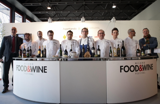 Galleria fotografica






Daniele Zennaro e Irina Freguia: Baccalà mantecato alla veneziana 
Vini in abbinamento
•	Zorzettig - Myò Vigneti di Spessa Friulano Myò Vigneti di Spessa Friuli Colli Orientali DOC 2012 
•	Omina Romana Viognier Lazio IGP 2011 
•	Riccardo Baracchi Metodo Classico Millesimato Brut VSQPRD 2011









Stefano Callegari: Trapizzini
Vini in abbinamento
•	Cleto Chiarli Lambrusco del Fondatore Lambrusco di Sorbara DOC 2012
•	Medici Ermete & Figli Bocciolo Lambrusco Grasparossa dei Colli di Scandiano e Canossa DOC 2012
•	Ca' di Frara Raro Oltrepò Pavese Pinot Nero DOP 2008 
•	Podere Bignolino Pinot Nero Oltrepo Pavese DOC 2009 
•	Col Vetoraz Spumanti Millesimato Valdobbiadene Dry DOCG 2013
 








Food Experience Mondadori










