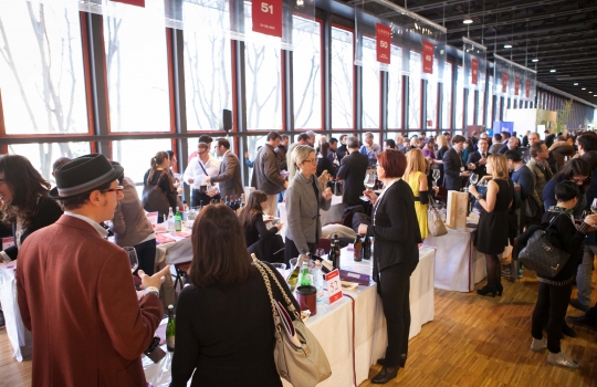 Galleria fotografica






Daniele Zennaro e Irina Freguia: Baccalà mantecato alla veneziana 
Vini in abbinamento
•	Zorzettig - Myò Vigneti di Spessa Friulano Myò Vigneti di Spessa Friuli Colli Orientali DOC 2012 
•	Omina Romana Viognier Lazio IGP 2011 
•	Riccardo Baracchi Metodo Classico Millesimato Brut VSQPRD 2011









Stefano Callegari: Trapizzini
Vini in abbinamento
•	Cleto Chiarli Lambrusco del Fondatore Lambrusco di Sorbara DOC 2012
•	Medici Ermete & Figli Bocciolo Lambrusco Grasparossa dei Colli di Scandiano e Canossa DOC 2012
•	Ca' di Frara Raro Oltrepò Pavese Pinot Nero DOP 2008 
•	Podere Bignolino Pinot Nero Oltrepo Pavese DOC 2009 
•	Col Vetoraz Spumanti Millesimato Valdobbiadene Dry DOCG 2013
 








Food Experience Mondadori













La squadra dell'evento Grande cucina, piccoli piatti








Cesare Battisti: Riso al salto - Lingua e salsa verde
Vini in abbinamento
•	Petra Quercegobbe Toscana Rosso IGT 2010 
•	Feudo Principi di Butera Nero d’Avola Sicilia IGT 2011 
•	Cantina PS Confusion Rosso Marche IGT 2010 
•	Lamole di Lamole Chianti Classico Riserva DOCG 2009








Domenico della Salandra: Guancetta di manzo arrosto con purè.

Vini in abbinamento:
• Carlo Pellegrino Gibelé Zibibbo Secco Terre Siciliane IGP 2012 
•	Marisa Cuomo Fiorduva Furore Bianco Cosa d'Amalfi DOC 2011 
•	Citra Vini Laus Vitae Montepulciano d'Abruzzo DOC 2006
•	Paradisone - Colle degli Angeli Rosso di Montalcino DOC 2008









Enrico e Roberto Cerea: Paccheri al pomodoro mantecati con Grana Padano

Vini in abbinamento:
•	Vivallis Trentodoc Valentini di Weinfeld 
•	Pedrotti Spumanti Trentodoc Pedrotti Bouquet Brut 
•	Revì Trentodoc Paladino Millesimato 2009 
•	Abate Nero Trentodoc Abate Nero Domini Nero Brut Millesimato 2008 
•	Opera Vitivinicola in Valdicembra Trentodoc Opera Brut 2008
•	Ferrari F.lli Lunelli Trentodoc Ferrari Perlé 2007 
•	Maso Martis Trentodoc Maso Martis Riserva 2007








Fulvio Siccardi: Uovo con crema di latte al tartufo NoH2O 
Vini in abbinamento
•	Torre Rosazza Friulano Friuli Colli Orientali DOC 2012 
•	Lis Fadis Guriut Chardonnay Friuli Colli Orientali DOC 2011 
•	Castelfeder Burgum Novum Alto Adige Chardonnay Riserva DOC








Helmut Köcher













Matteo Fronduti: Risotto allo zafferano 
Vini in abbinamento
•	Monte del Frà Custoza Superiore Cá del Magro DOC 2012 
•	Tenuta Ulisse Amaranta Abruzzo Pecorino DOP 2012
•	Tenuta Ferraia Malvasia Secca Frizzante DOC 2012








Il banco dei dolci di Enrico e Roberto Cerea










