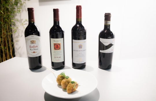 Galleria fotografica






Daniele Zennaro e Irina Freguia: Baccalà mantecato alla veneziana 
Vini in abbinamento
•	Zorzettig - Myò Vigneti di Spessa Friulano Myò Vigneti di Spessa Friuli Colli Orientali DOC 2012 
•	Omina Romana Viognier Lazio IGP 2011 
•	Riccardo Baracchi Metodo Classico Millesimato Brut VSQPRD 2011









Stefano Callegari: Trapizzini
Vini in abbinamento
•	Cleto Chiarli Lambrusco del Fondatore Lambrusco di Sorbara DOC 2012
•	Medici Ermete & Figli Bocciolo Lambrusco Grasparossa dei Colli di Scandiano e Canossa DOC 2012
•	Ca' di Frara Raro Oltrepò Pavese Pinot Nero DOP 2008 
•	Podere Bignolino Pinot Nero Oltrepo Pavese DOC 2009 
•	Col Vetoraz Spumanti Millesimato Valdobbiadene Dry DOCG 2013
 








Food Experience Mondadori













La squadra dell'evento Grande cucina, piccoli piatti








Cesare Battisti: Riso al salto - Lingua e salsa verde
Vini in abbinamento
•	Petra Quercegobbe Toscana Rosso IGT 2010 
•	Feudo Principi di Butera Nero d’Avola Sicilia IGT 2011 
•	Cantina PS Confusion Rosso Marche IGT 2010 
•	Lamole di Lamole Chianti Classico Riserva DOCG 2009








Domenico della Salandra: Guancetta di manzo arrosto con purè.

Vini in abbinamento:
• Carlo Pellegrino Gibelé Zibibbo Secco Terre Siciliane IGP 2012 
•	Marisa Cuomo Fiorduva Furore Bianco Cosa d'Amalfi DOC 2011 
•	Citra Vini Laus Vitae Montepulciano d'Abruzzo DOC 2006
•	Paradisone - Colle degli Angeli Rosso di Montalcino DOC 2008









Enrico e Roberto Cerea: Paccheri al pomodoro mantecati con Grana Padano

Vini in abbinamento:
•	Vivallis Trentodoc Valentini di Weinfeld 
•	Pedrotti Spumanti Trentodoc Pedrotti Bouquet Brut 
•	Revì Trentodoc Paladino Millesimato 2009 
•	Abate Nero Trentodoc Abate Nero Domini Nero Brut Millesimato 2008 
•	Opera Vitivinicola in Valdicembra Trentodoc Opera Brut 2008
•	Ferrari F.lli Lunelli Trentodoc Ferrari Perlé 2007 
•	Maso Martis Trentodoc Maso Martis Riserva 2007








Fulvio Siccardi: Uovo con crema di latte al tartufo NoH2O 
Vini in abbinamento
•	Torre Rosazza Friulano Friuli Colli Orientali DOC 2012 
•	Lis Fadis Guriut Chardonnay Friuli Colli Orientali DOC 2011 
•	Castelfeder Burgum Novum Alto Adige Chardonnay Riserva DOC








Helmut Köcher













Matteo Fronduti: Risotto allo zafferano 
Vini in abbinamento
•	Monte del Frà Custoza Superiore Cá del Magro DOC 2012 
•	Tenuta Ulisse Amaranta Abruzzo Pecorino DOP 2012
•	Tenuta Ferraia Malvasia Secca Frizzante DOC 2012








Il banco dei dolci di Enrico e Roberto Cerea













I produttori di vino








I salumi di Massimo e Luciano Spigaroli








Giovanni Traversone e Marco Tronconi: Polpo e patate - Pisarei e fasò
Vini in abbinamento
•	Joaquin JQN 203 Piante a Lapio Fiano Campania IGT 2011 
•	Cavit Altemasi Riserva Graal Trentodoc 2005 
•	Castelcosa Ucelut Friuli IGT 2009

 








Daniel Canzian: Il Minestrone alla Milanese – Cannolo di polenta e baccalà
Vini in abbinamento
•	Champagne Encry Champagne Brut 2009 
•	Andreola Vigneto Dirupo Valdobbiadene Prosecco Superiore Brut DOCG 2013 
•	Zardetto Spumanti Valdobbiadene Superiore di Cartizze DOCG 2012
 








Gian Pietro e Giorgio Damini: Panino farcito con pancia di manzo - DamBurger
Vini in abbinamento
•	Tenuta Ritterhof Manus Lagrein Riserva Südtirol DOC 2009 
•	Terre di Leone Il Re Pazzo Amarone della Valpolicella Classico DOC 2009 
•	Villa Sandi Marinali Raboso Marca Trevigiana IGT 2009 
•	Borgo Giulia Cruàra Colli di Salerno IGT 2010
 








Riccardo Orfino: Focaccia con stracciatella di bufala – Crema di fave con cicorietta selvatica e caciocavallo di bufala
Vini in abbinamento
•	Marco Bianco Crivella Moscato d'Asti DOCG 2003 
•	Vigne Rada Alghero Stria Vermentino di Sardegna DOC 2012 
•	Mormoraia Ostrea Selezione Vernaccia di San Gimignano DOCG 2012
•	Conte Collalto Conegliano Valdobbiadene Prosecco Superiore Spumante Brut DOCG 2012










Andrea Provenzani: Parmigiana di melanzane incartata - Cappelletti Ferraresi alla panna con Grana Padano stagionato 27 mesi
Vini in abbinamento
•	Allegrini La Grola Veronese IGT 2010 
•	Adami Vigneto Giardino Valdobbiadene Rive di Colbertaldo Dry DOCG 2012 
•	Monte Saline Rosé Brut Nature Metodo Classico VdT 2008
 


















I dolci di Enrico e Roberto Cerea





