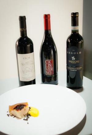 Galleria fotografica






Daniele Zennaro e Irina Freguia: Baccalà mantecato alla veneziana 
Vini in abbinamento
•	Zorzettig - Myò Vigneti di Spessa Friulano Myò Vigneti di Spessa Friuli Colli Orientali DOC 2012 
•	Omina Romana Viognier Lazio IGP 2011 
•	Riccardo Baracchi Metodo Classico Millesimato Brut VSQPRD 2011









Stefano Callegari: Trapizzini
Vini in abbinamento
•	Cleto Chiarli Lambrusco del Fondatore Lambrusco di Sorbara DOC 2012
•	Medici Ermete & Figli Bocciolo Lambrusco Grasparossa dei Colli di Scandiano e Canossa DOC 2012
•	Ca' di Frara Raro Oltrepò Pavese Pinot Nero DOP 2008 
•	Podere Bignolino Pinot Nero Oltrepo Pavese DOC 2009 
•	Col Vetoraz Spumanti Millesimato Valdobbiadene Dry DOCG 2013
 








Food Experience Mondadori













La squadra dell'evento Grande cucina, piccoli piatti








Cesare Battisti: Riso al salto - Lingua e salsa verde
Vini in abbinamento
•	Petra Quercegobbe Toscana Rosso IGT 2010 
•	Feudo Principi di Butera Nero d’Avola Sicilia IGT 2011 
•	Cantina PS Confusion Rosso Marche IGT 2010 
•	Lamole di Lamole Chianti Classico Riserva DOCG 2009








Domenico della Salandra: Guancetta di manzo arrosto con purè.

Vini in abbinamento:
• Carlo Pellegrino Gibelé Zibibbo Secco Terre Siciliane IGP 2012 
•	Marisa Cuomo Fiorduva Furore Bianco Cosa d'Amalfi DOC 2011 
•	Citra Vini Laus Vitae Montepulciano d'Abruzzo DOC 2006
•	Paradisone - Colle degli Angeli Rosso di Montalcino DOC 2008









Enrico e Roberto Cerea: Paccheri al pomodoro mantecati con Grana Padano

Vini in abbinamento:
•	Vivallis Trentodoc Valentini di Weinfeld 
•	Pedrotti Spumanti Trentodoc Pedrotti Bouquet Brut 
•	Revì Trentodoc Paladino Millesimato 2009 
•	Abate Nero Trentodoc Abate Nero Domini Nero Brut Millesimato 2008 
•	Opera Vitivinicola in Valdicembra Trentodoc Opera Brut 2008
•	Ferrari F.lli Lunelli Trentodoc Ferrari Perlé 2007 
•	Maso Martis Trentodoc Maso Martis Riserva 2007








Fulvio Siccardi: Uovo con crema di latte al tartufo NoH2O 
Vini in abbinamento
•	Torre Rosazza Friulano Friuli Colli Orientali DOC 2012 
•	Lis Fadis Guriut Chardonnay Friuli Colli Orientali DOC 2011 
•	Castelfeder Burgum Novum Alto Adige Chardonnay Riserva DOC








Helmut Köcher













Matteo Fronduti: Risotto allo zafferano 
Vini in abbinamento
•	Monte del Frà Custoza Superiore Cá del Magro DOC 2012 
•	Tenuta Ulisse Amaranta Abruzzo Pecorino DOP 2012
•	Tenuta Ferraia Malvasia Secca Frizzante DOC 2012








Il banco dei dolci di Enrico e Roberto Cerea













I produttori di vino








I salumi di Massimo e Luciano Spigaroli








Giovanni Traversone e Marco Tronconi: Polpo e patate - Pisarei e fasò
Vini in abbinamento
•	Joaquin JQN 203 Piante a Lapio Fiano Campania IGT 2011 
•	Cavit Altemasi Riserva Graal Trentodoc 2005 
•	Castelcosa Ucelut Friuli IGT 2009

 








Daniel Canzian: Il Minestrone alla Milanese – Cannolo di polenta e baccalà
Vini in abbinamento
•	Champagne Encry Champagne Brut 2009 
•	Andreola Vigneto Dirupo Valdobbiadene Prosecco Superiore Brut DOCG 2013 
•	Zardetto Spumanti Valdobbiadene Superiore di Cartizze DOCG 2012
 








Gian Pietro e Giorgio Damini: Panino farcito con pancia di manzo - DamBurger
Vini in abbinamento
•	Tenuta Ritterhof Manus Lagrein Riserva Südtirol DOC 2009 
•	Terre di Leone Il Re Pazzo Amarone della Valpolicella Classico DOC 2009 
•	Villa Sandi Marinali Raboso Marca Trevigiana IGT 2009 
•	Borgo Giulia Cruàra Colli di Salerno IGT 2010
 








Riccardo Orfino: Focaccia con stracciatella di bufala – Crema di fave con cicorietta selvatica e caciocavallo di bufala
Vini in abbinamento
•	Marco Bianco Crivella Moscato d'Asti DOCG 2003 
•	Vigne Rada Alghero Stria Vermentino di Sardegna DOC 2012 
•	Mormoraia Ostrea Selezione Vernaccia di San Gimignano DOCG 2012
•	Conte Collalto Conegliano Valdobbiadene Prosecco Superiore Spumante Brut DOCG 2012










Andrea Provenzani: Parmigiana di melanzane incartata - Cappelletti Ferraresi alla panna con Grana Padano stagionato 27 mesi
Vini in abbinamento
•	Allegrini La Grola Veronese IGT 2010 
•	Adami Vigneto Giardino Valdobbiadene Rive di Colbertaldo Dry DOCG 2012 
•	Monte Saline Rosé Brut Nature Metodo Classico VdT 2008
 


















I dolci di Enrico e Roberto Cerea








Kokichi Takahashi: Le Polpette
Vini in abbinamento
•	Nina Ananiashvili & Wine Art La Nina 2010 
•	Cantine Lunae Bosoni Niccolo V Colli di Luni Rosso DOC 2009 
•	Sella & Mosca Marchese di Villamarina Alghero DOC 2008
•	Rivetti & Lauro Uì Valtellina Superiore DOCG 2010
 








Gianluca Esposito: Pasta e cacciucco
Vini in abbinamento
•	Casale del Giglio Satrico Lazio IGT 
•	Cantina Albarossa F.lli Lorenzon Albarossa Prosecco Superiore Conegliano Valdobbiane Brut DOCG 2012
•	Col del Sas - Spagnol Rive di Solighetto Conegliano Valdobbiadene DOCG 2012
 





