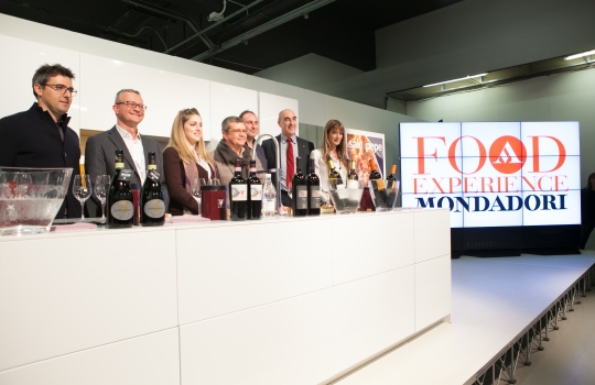 Galleria fotografica






Daniele Zennaro e Irina Freguia: Baccalà mantecato alla veneziana 
Vini in abbinamento
•	Zorzettig - Myò Vigneti di Spessa Friulano Myò Vigneti di Spessa Friuli Colli Orientali DOC 2012 
•	Omina Romana Viognier Lazio IGP 2011 
•	Riccardo Baracchi Metodo Classico Millesimato Brut VSQPRD 2011









Stefano Callegari: Trapizzini
Vini in abbinamento
•	Cleto Chiarli Lambrusco del Fondatore Lambrusco di Sorbara DOC 2012
•	Medici Ermete & Figli Bocciolo Lambrusco Grasparossa dei Colli di Scandiano e Canossa DOC 2012
•	Ca' di Frara Raro Oltrepò Pavese Pinot Nero DOP 2008 
•	Podere Bignolino Pinot Nero Oltrepo Pavese DOC 2009 
•	Col Vetoraz Spumanti Millesimato Valdobbiadene Dry DOCG 2013
 





