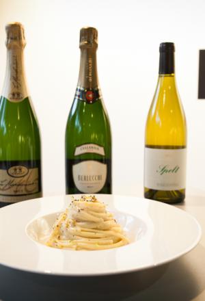 Galleria fotografica






Daniele Zennaro e Irina Freguia: Baccalà mantecato alla veneziana 
Vini in abbinamento
•	Zorzettig - Myò Vigneti di Spessa Friulano Myò Vigneti di Spessa Friuli Colli Orientali DOC 2012 
•	Omina Romana Viognier Lazio IGP 2011 
•	Riccardo Baracchi Metodo Classico Millesimato Brut VSQPRD 2011









Stefano Callegari: Trapizzini
Vini in abbinamento
•	Cleto Chiarli Lambrusco del Fondatore Lambrusco di Sorbara DOC 2012
•	Medici Ermete & Figli Bocciolo Lambrusco Grasparossa dei Colli di Scandiano e Canossa DOC 2012
•	Ca' di Frara Raro Oltrepò Pavese Pinot Nero DOP 2008 
•	Podere Bignolino Pinot Nero Oltrepo Pavese DOC 2009 
•	Col Vetoraz Spumanti Millesimato Valdobbiadene Dry DOCG 2013
 








Food Experience Mondadori













La squadra dell'evento Grande cucina, piccoli piatti








Cesare Battisti: Riso al salto - Lingua e salsa verde
Vini in abbinamento
•	Petra Quercegobbe Toscana Rosso IGT 2010 
•	Feudo Principi di Butera Nero d’Avola Sicilia IGT 2011 
•	Cantina PS Confusion Rosso Marche IGT 2010 
•	Lamole di Lamole Chianti Classico Riserva DOCG 2009








Domenico della Salandra: Guancetta di manzo arrosto con purè.

Vini in abbinamento:
• Carlo Pellegrino Gibelé Zibibbo Secco Terre Siciliane IGP 2012 
•	Marisa Cuomo Fiorduva Furore Bianco Cosa d'Amalfi DOC 2011 
•	Citra Vini Laus Vitae Montepulciano d'Abruzzo DOC 2006
•	Paradisone - Colle degli Angeli Rosso di Montalcino DOC 2008









Enrico e Roberto Cerea: Paccheri al pomodoro mantecati con Grana Padano

Vini in abbinamento:
•	Vivallis Trentodoc Valentini di Weinfeld 
•	Pedrotti Spumanti Trentodoc Pedrotti Bouquet Brut 
•	Revì Trentodoc Paladino Millesimato 2009 
•	Abate Nero Trentodoc Abate Nero Domini Nero Brut Millesimato 2008 
•	Opera Vitivinicola in Valdicembra Trentodoc Opera Brut 2008
•	Ferrari F.lli Lunelli Trentodoc Ferrari Perlé 2007 
•	Maso Martis Trentodoc Maso Martis Riserva 2007








Fulvio Siccardi: Uovo con crema di latte al tartufo NoH2O 
Vini in abbinamento
•	Torre Rosazza Friulano Friuli Colli Orientali DOC 2012 
•	Lis Fadis Guriut Chardonnay Friuli Colli Orientali DOC 2011 
•	Castelfeder Burgum Novum Alto Adige Chardonnay Riserva DOC








Helmut Köcher













Matteo Fronduti: Risotto allo zafferano 
Vini in abbinamento
•	Monte del Frà Custoza Superiore Cá del Magro DOC 2012 
•	Tenuta Ulisse Amaranta Abruzzo Pecorino DOP 2012
•	Tenuta Ferraia Malvasia Secca Frizzante DOC 2012








Il banco dei dolci di Enrico e Roberto Cerea













I produttori di vino








I salumi di Massimo e Luciano Spigaroli








Giovanni Traversone e Marco Tronconi: Polpo e patate - Pisarei e fasò
Vini in abbinamento
•	Joaquin JQN 203 Piante a Lapio Fiano Campania IGT 2011 
•	Cavit Altemasi Riserva Graal Trentodoc 2005 
•	Castelcosa Ucelut Friuli IGT 2009

 








Daniel Canzian: Il Minestrone alla Milanese – Cannolo di polenta e baccalà
Vini in abbinamento
•	Champagne Encry Champagne Brut 2009 
•	Andreola Vigneto Dirupo Valdobbiadene Prosecco Superiore Brut DOCG 2013 
•	Zardetto Spumanti Valdobbiadene Superiore di Cartizze DOCG 2012
 








Gian Pietro e Giorgio Damini: Panino farcito con pancia di manzo - DamBurger
Vini in abbinamento
•	Tenuta Ritterhof Manus Lagrein Riserva Südtirol DOC 2009 
•	Terre di Leone Il Re Pazzo Amarone della Valpolicella Classico DOC 2009 
•	Villa Sandi Marinali Raboso Marca Trevigiana IGT 2009 
•	Borgo Giulia Cruàra Colli di Salerno IGT 2010
 








Riccardo Orfino: Focaccia con stracciatella di bufala – Crema di fave con cicorietta selvatica e caciocavallo di bufala
Vini in abbinamento
•	Marco Bianco Crivella Moscato d'Asti DOCG 2003 
•	Vigne Rada Alghero Stria Vermentino di Sardegna DOC 2012 
•	Mormoraia Ostrea Selezione Vernaccia di San Gimignano DOCG 2012
•	Conte Collalto Conegliano Valdobbiadene Prosecco Superiore Spumante Brut DOCG 2012










Andrea Provenzani: Parmigiana di melanzane incartata - Cappelletti Ferraresi alla panna con Grana Padano stagionato 27 mesi
Vini in abbinamento
•	Allegrini La Grola Veronese IGT 2010 
•	Adami Vigneto Giardino Valdobbiadene Rive di Colbertaldo Dry DOCG 2012 
•	Monte Saline Rosé Brut Nature Metodo Classico VdT 2008
 


















I dolci di Enrico e Roberto Cerea








Kokichi Takahashi: Le Polpette
Vini in abbinamento
•	Nina Ananiashvili & Wine Art La Nina 2010 
•	Cantine Lunae Bosoni Niccolo V Colli di Luni Rosso DOC 2009 
•	Sella & Mosca Marchese di Villamarina Alghero DOC 2008
•	Rivetti & Lauro Uì Valtellina Superiore DOCG 2010
 








Gianluca Esposito: Pasta e cacciucco
Vini in abbinamento
•	Casale del Giglio Satrico Lazio IGT 
•	Cantina Albarossa F.lli Lorenzon Albarossa Prosecco Superiore Conegliano Valdobbiane Brut DOCG 2012
•	Col del Sas - Spagnol Rive di Solighetto Conegliano Valdobbiadene DOCG 2012
 








Luciano Monosilio: Pollo alla cacciatora
Vini in abbinamento
•	Antica Masseria Jorche Riserva Primitivo di Manduria DOP 2010 
•	Monte Zovo Ca' Linverno Rosso Veronese IGT 2010 
•	Casa Vinicola Sartori Regolo Valpolicella Superiore Ripasso DOC 2011
 








Degustazioni di vino agli stand dei produttori













Food Experience Mondadori








Marta Grassi: Vitello Tonnato
Vini in abbinamento
•	Firriato Insolia Sicilia DOC 2012 
•	Vineyards V8+ Sior Toni Prosecco Superiore di Cartizze DOCG 
•	Mezzacorona Rotari AlpeRegis Millesimato Trento Extra Brut DOC 2008
 





