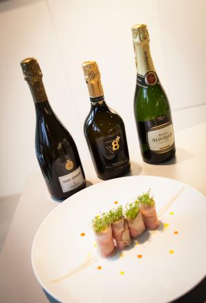 Galleria fotografica






Daniele Zennaro e Irina Freguia: Baccalà mantecato alla veneziana 
Vini in abbinamento
•	Zorzettig - Myò Vigneti di Spessa Friulano Myò Vigneti di Spessa Friuli Colli Orientali DOC 2012 
•	Omina Romana Viognier Lazio IGP 2011 
•	Riccardo Baracchi Metodo Classico Millesimato Brut VSQPRD 2011









Stefano Callegari: Trapizzini
Vini in abbinamento
•	Cleto Chiarli Lambrusco del Fondatore Lambrusco di Sorbara DOC 2012
•	Medici Ermete & Figli Bocciolo Lambrusco Grasparossa dei Colli di Scandiano e Canossa DOC 2012
•	Ca' di Frara Raro Oltrepò Pavese Pinot Nero DOP 2008 
•	Podere Bignolino Pinot Nero Oltrepo Pavese DOC 2009 
•	Col Vetoraz Spumanti Millesimato Valdobbiadene Dry DOCG 2013
 








Food Experience Mondadori













La squadra dell'evento Grande cucina, piccoli piatti








Cesare Battisti: Riso al salto - Lingua e salsa verde
Vini in abbinamento
•	Petra Quercegobbe Toscana Rosso IGT 2010 
•	Feudo Principi di Butera Nero d’Avola Sicilia IGT 2011 
•	Cantina PS Confusion Rosso Marche IGT 2010 
•	Lamole di Lamole Chianti Classico Riserva DOCG 2009








Domenico della Salandra: Guancetta di manzo arrosto con purè.

Vini in abbinamento:
• Carlo Pellegrino Gibelé Zibibbo Secco Terre Siciliane IGP 2012 
•	Marisa Cuomo Fiorduva Furore Bianco Cosa d'Amalfi DOC 2011 
•	Citra Vini Laus Vitae Montepulciano d'Abruzzo DOC 2006
•	Paradisone - Colle degli Angeli Rosso di Montalcino DOC 2008









Enrico e Roberto Cerea: Paccheri al pomodoro mantecati con Grana Padano

Vini in abbinamento:
•	Vivallis Trentodoc Valentini di Weinfeld 
•	Pedrotti Spumanti Trentodoc Pedrotti Bouquet Brut 
•	Revì Trentodoc Paladino Millesimato 2009 
•	Abate Nero Trentodoc Abate Nero Domini Nero Brut Millesimato 2008 
•	Opera Vitivinicola in Valdicembra Trentodoc Opera Brut 2008
•	Ferrari F.lli Lunelli Trentodoc Ferrari Perlé 2007 
•	Maso Martis Trentodoc Maso Martis Riserva 2007








Fulvio Siccardi: Uovo con crema di latte al tartufo NoH2O 
Vini in abbinamento
•	Torre Rosazza Friulano Friuli Colli Orientali DOC 2012 
•	Lis Fadis Guriut Chardonnay Friuli Colli Orientali DOC 2011 
•	Castelfeder Burgum Novum Alto Adige Chardonnay Riserva DOC








Helmut Köcher













Matteo Fronduti: Risotto allo zafferano 
Vini in abbinamento
•	Monte del Frà Custoza Superiore Cá del Magro DOC 2012 
•	Tenuta Ulisse Amaranta Abruzzo Pecorino DOP 2012
•	Tenuta Ferraia Malvasia Secca Frizzante DOC 2012








Il banco dei dolci di Enrico e Roberto Cerea













I produttori di vino








I salumi di Massimo e Luciano Spigaroli








Giovanni Traversone e Marco Tronconi: Polpo e patate - Pisarei e fasò
Vini in abbinamento
•	Joaquin JQN 203 Piante a Lapio Fiano Campania IGT 2011 
•	Cavit Altemasi Riserva Graal Trentodoc 2005 
•	Castelcosa Ucelut Friuli IGT 2009

 








Daniel Canzian: Il Minestrone alla Milanese – Cannolo di polenta e baccalà
Vini in abbinamento
•	Champagne Encry Champagne Brut 2009 
•	Andreola Vigneto Dirupo Valdobbiadene Prosecco Superiore Brut DOCG 2013 
•	Zardetto Spumanti Valdobbiadene Superiore di Cartizze DOCG 2012
 








Gian Pietro e Giorgio Damini: Panino farcito con pancia di manzo - DamBurger
Vini in abbinamento
•	Tenuta Ritterhof Manus Lagrein Riserva Südtirol DOC 2009 
•	Terre di Leone Il Re Pazzo Amarone della Valpolicella Classico DOC 2009 
•	Villa Sandi Marinali Raboso Marca Trevigiana IGT 2009 
•	Borgo Giulia Cruàra Colli di Salerno IGT 2010
 








Riccardo Orfino: Focaccia con stracciatella di bufala – Crema di fave con cicorietta selvatica e caciocavallo di bufala
Vini in abbinamento
•	Marco Bianco Crivella Moscato d'Asti DOCG 2003 
•	Vigne Rada Alghero Stria Vermentino di Sardegna DOC 2012 
•	Mormoraia Ostrea Selezione Vernaccia di San Gimignano DOCG 2012
•	Conte Collalto Conegliano Valdobbiadene Prosecco Superiore Spumante Brut DOCG 2012










Andrea Provenzani: Parmigiana di melanzane incartata - Cappelletti Ferraresi alla panna con Grana Padano stagionato 27 mesi
Vini in abbinamento
•	Allegrini La Grola Veronese IGT 2010 
•	Adami Vigneto Giardino Valdobbiadene Rive di Colbertaldo Dry DOCG 2012 
•	Monte Saline Rosé Brut Nature Metodo Classico VdT 2008
 


















I dolci di Enrico e Roberto Cerea








Kokichi Takahashi: Le Polpette
Vini in abbinamento
•	Nina Ananiashvili & Wine Art La Nina 2010 
•	Cantine Lunae Bosoni Niccolo V Colli di Luni Rosso DOC 2009 
•	Sella & Mosca Marchese di Villamarina Alghero DOC 2008
•	Rivetti & Lauro Uì Valtellina Superiore DOCG 2010
 








Gianluca Esposito: Pasta e cacciucco
Vini in abbinamento
•	Casale del Giglio Satrico Lazio IGT 
•	Cantina Albarossa F.lli Lorenzon Albarossa Prosecco Superiore Conegliano Valdobbiane Brut DOCG 2012
•	Col del Sas - Spagnol Rive di Solighetto Conegliano Valdobbiadene DOCG 2012
 








Luciano Monosilio: Pollo alla cacciatora
Vini in abbinamento
•	Antica Masseria Jorche Riserva Primitivo di Manduria DOP 2010 
•	Monte Zovo Ca' Linverno Rosso Veronese IGT 2010 
•	Casa Vinicola Sartori Regolo Valpolicella Superiore Ripasso DOC 2011
 








Degustazioni di vino agli stand dei produttori













Food Experience Mondadori





