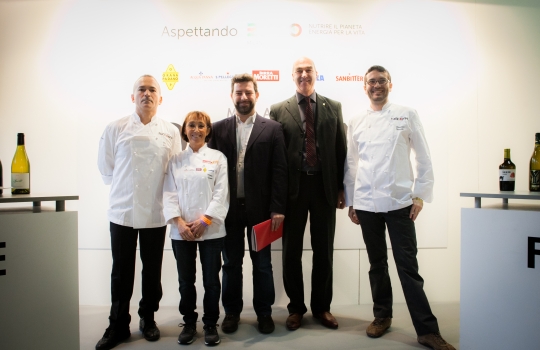 Galleria fotografica






Daniele Zennaro e Irina Freguia: Baccalà mantecato alla veneziana 
Vini in abbinamento
•	Zorzettig - Myò Vigneti di Spessa Friulano Myò Vigneti di Spessa Friuli Colli Orientali DOC 2012 
•	Omina Romana Viognier Lazio IGP 2011 
•	Riccardo Baracchi Metodo Classico Millesimato Brut VSQPRD 2011









Stefano Callegari: Trapizzini
Vini in abbinamento
•	Cleto Chiarli Lambrusco del Fondatore Lambrusco di Sorbara DOC 2012
•	Medici Ermete & Figli Bocciolo Lambrusco Grasparossa dei Colli di Scandiano e Canossa DOC 2012
•	Ca' di Frara Raro Oltrepò Pavese Pinot Nero DOP 2008 
•	Podere Bignolino Pinot Nero Oltrepo Pavese DOC 2009 
•	Col Vetoraz Spumanti Millesimato Valdobbiadene Dry DOCG 2013
 








Food Experience Mondadori













La squadra dell'evento Grande cucina, piccoli piatti








Cesare Battisti: Riso al salto - Lingua e salsa verde
Vini in abbinamento
•	Petra Quercegobbe Toscana Rosso IGT 2010 
•	Feudo Principi di Butera Nero d’Avola Sicilia IGT 2011 
•	Cantina PS Confusion Rosso Marche IGT 2010 
•	Lamole di Lamole Chianti Classico Riserva DOCG 2009








Domenico della Salandra: Guancetta di manzo arrosto con purè.

Vini in abbinamento:
• Carlo Pellegrino Gibelé Zibibbo Secco Terre Siciliane IGP 2012 
•	Marisa Cuomo Fiorduva Furore Bianco Cosa d'Amalfi DOC 2011 
•	Citra Vini Laus Vitae Montepulciano d'Abruzzo DOC 2006
•	Paradisone - Colle degli Angeli Rosso di Montalcino DOC 2008









Enrico e Roberto Cerea: Paccheri al pomodoro mantecati con Grana Padano

Vini in abbinamento:
•	Vivallis Trentodoc Valentini di Weinfeld 
•	Pedrotti Spumanti Trentodoc Pedrotti Bouquet Brut 
•	Revì Trentodoc Paladino Millesimato 2009 
•	Abate Nero Trentodoc Abate Nero Domini Nero Brut Millesimato 2008 
•	Opera Vitivinicola in Valdicembra Trentodoc Opera Brut 2008
•	Ferrari F.lli Lunelli Trentodoc Ferrari Perlé 2007 
•	Maso Martis Trentodoc Maso Martis Riserva 2007








Fulvio Siccardi: Uovo con crema di latte al tartufo NoH2O 
Vini in abbinamento
•	Torre Rosazza Friulano Friuli Colli Orientali DOC 2012 
•	Lis Fadis Guriut Chardonnay Friuli Colli Orientali DOC 2011 
•	Castelfeder Burgum Novum Alto Adige Chardonnay Riserva DOC








Helmut Köcher













Matteo Fronduti: Risotto allo zafferano 
Vini in abbinamento
•	Monte del Frà Custoza Superiore Cá del Magro DOC 2012 
•	Tenuta Ulisse Amaranta Abruzzo Pecorino DOP 2012
•	Tenuta Ferraia Malvasia Secca Frizzante DOC 2012








Il banco dei dolci di Enrico e Roberto Cerea













I produttori di vino








I salumi di Massimo e Luciano Spigaroli








Giovanni Traversone e Marco Tronconi: Polpo e patate - Pisarei e fasò
Vini in abbinamento
•	Joaquin JQN 203 Piante a Lapio Fiano Campania IGT 2011 
•	Cavit Altemasi Riserva Graal Trentodoc 2005 
•	Castelcosa Ucelut Friuli IGT 2009

 








Daniel Canzian: Il Minestrone alla Milanese – Cannolo di polenta e baccalà
Vini in abbinamento
•	Champagne Encry Champagne Brut 2009 
•	Andreola Vigneto Dirupo Valdobbiadene Prosecco Superiore Brut DOCG 2013 
•	Zardetto Spumanti Valdobbiadene Superiore di Cartizze DOCG 2012
 








Gian Pietro e Giorgio Damini: Panino farcito con pancia di manzo - DamBurger
Vini in abbinamento
•	Tenuta Ritterhof Manus Lagrein Riserva Südtirol DOC 2009 
•	Terre di Leone Il Re Pazzo Amarone della Valpolicella Classico DOC 2009 
•	Villa Sandi Marinali Raboso Marca Trevigiana IGT 2009 
•	Borgo Giulia Cruàra Colli di Salerno IGT 2010
 








Riccardo Orfino: Focaccia con stracciatella di bufala – Crema di fave con cicorietta selvatica e caciocavallo di bufala
Vini in abbinamento
•	Marco Bianco Crivella Moscato d'Asti DOCG 2003 
•	Vigne Rada Alghero Stria Vermentino di Sardegna DOC 2012 
•	Mormoraia Ostrea Selezione Vernaccia di San Gimignano DOCG 2012
•	Conte Collalto Conegliano Valdobbiadene Prosecco Superiore Spumante Brut DOCG 2012










Andrea Provenzani: Parmigiana di melanzane incartata - Cappelletti Ferraresi alla panna con Grana Padano stagionato 27 mesi
Vini in abbinamento
•	Allegrini La Grola Veronese IGT 2010 
•	Adami Vigneto Giardino Valdobbiadene Rive di Colbertaldo Dry DOCG 2012 
•	Monte Saline Rosé Brut Nature Metodo Classico VdT 2008
 


















I dolci di Enrico e Roberto Cerea








Kokichi Takahashi: Le Polpette
Vini in abbinamento
•	Nina Ananiashvili & Wine Art La Nina 2010 
•	Cantine Lunae Bosoni Niccolo V Colli di Luni Rosso DOC 2009 
•	Sella & Mosca Marchese di Villamarina Alghero DOC 2008
•	Rivetti & Lauro Uì Valtellina Superiore DOCG 2010
 








Gianluca Esposito: Pasta e cacciucco
Vini in abbinamento
•	Casale del Giglio Satrico Lazio IGT 
•	Cantina Albarossa F.lli Lorenzon Albarossa Prosecco Superiore Conegliano Valdobbiane Brut DOCG 2012
•	Col del Sas - Spagnol Rive di Solighetto Conegliano Valdobbiadene DOCG 2012
 








Luciano Monosilio: Pollo alla cacciatora
Vini in abbinamento
•	Antica Masseria Jorche Riserva Primitivo di Manduria DOP 2010 
•	Monte Zovo Ca' Linverno Rosso Veronese IGT 2010 
•	Casa Vinicola Sartori Regolo Valpolicella Superiore Ripasso DOC 2011
 








Degustazioni di vino agli stand dei produttori













Food Experience Mondadori








Marta Grassi: Vitello Tonnato
Vini in abbinamento
•	Firriato Insolia Sicilia DOC 2012 
•	Vineyards V8+ Sior Toni Prosecco Superiore di Cartizze DOCG 
•	Mezzacorona Rotari AlpeRegis Millesimato Trento Extra Brut DOC 2008
 








Elio Sironi: Spaghetti cacio e pepe al lime
Vini in abbinamento
•	Le Marchesine Franciacorta Brut DOCG 
•	Guido Berlucchi Cellarius Franciacorta Brut DOCG 2008 
•	Fattoria La Valentina Spelt Montepulciano d'Abruzzo DOC 2009
 








Giuseppe Iannotti: Ragù, mozzarella di bufala e pasta
Vini in abbinamento
•	San Salvatore Pian di Stio Paestum Fiano IGT 2012 
•	Cantina Ciccio Zaccagnini Yamada Colline Pescaresi IGT 2012 
•	Il Calepino Il Calepino Non Dosato Metodo Classico VSQ 2007
•	Kettmeir Metodo Classico Rosé Athesis Brut DOC
 





