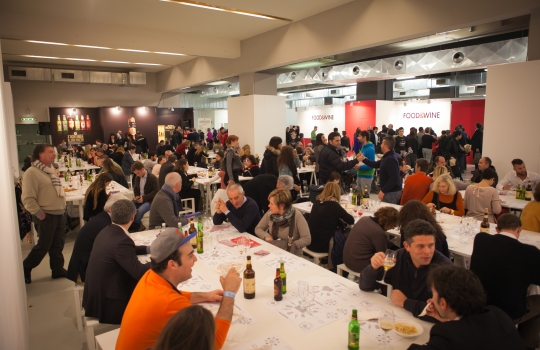 Galleria fotografica






Daniele Zennaro e Irina Freguia: Baccalà mantecato alla veneziana 
Vini in abbinamento
•	Zorzettig - Myò Vigneti di Spessa Friulano Myò Vigneti di Spessa Friuli Colli Orientali DOC 2012 
•	Omina Romana Viognier Lazio IGP 2011 
•	Riccardo Baracchi Metodo Classico Millesimato Brut VSQPRD 2011









Stefano Callegari: Trapizzini
Vini in abbinamento
•	Cleto Chiarli Lambrusco del Fondatore Lambrusco di Sorbara DOC 2012
•	Medici Ermete & Figli Bocciolo Lambrusco Grasparossa dei Colli di Scandiano e Canossa DOC 2012
•	Ca' di Frara Raro Oltrepò Pavese Pinot Nero DOP 2008 
•	Podere Bignolino Pinot Nero Oltrepo Pavese DOC 2009 
•	Col Vetoraz Spumanti Millesimato Valdobbiadene Dry DOCG 2013
 








Food Experience Mondadori













La squadra dell'evento Grande cucina, piccoli piatti








Cesare Battisti: Riso al salto - Lingua e salsa verde
Vini in abbinamento
•	Petra Quercegobbe Toscana Rosso IGT 2010 
•	Feudo Principi di Butera Nero d’Avola Sicilia IGT 2011 
•	Cantina PS Confusion Rosso Marche IGT 2010 
•	Lamole di Lamole Chianti Classico Riserva DOCG 2009








Domenico della Salandra: Guancetta di manzo arrosto con purè.

Vini in abbinamento:
• Carlo Pellegrino Gibelé Zibibbo Secco Terre Siciliane IGP 2012 
•	Marisa Cuomo Fiorduva Furore Bianco Cosa d'Amalfi DOC 2011 
•	Citra Vini Laus Vitae Montepulciano d'Abruzzo DOC 2006
•	Paradisone - Colle degli Angeli Rosso di Montalcino DOC 2008









Enrico e Roberto Cerea: Paccheri al pomodoro mantecati con Grana Padano

Vini in abbinamento:
•	Vivallis Trentodoc Valentini di Weinfeld 
•	Pedrotti Spumanti Trentodoc Pedrotti Bouquet Brut 
•	Revì Trentodoc Paladino Millesimato 2009 
•	Abate Nero Trentodoc Abate Nero Domini Nero Brut Millesimato 2008 
•	Opera Vitivinicola in Valdicembra Trentodoc Opera Brut 2008
•	Ferrari F.lli Lunelli Trentodoc Ferrari Perlé 2007 
•	Maso Martis Trentodoc Maso Martis Riserva 2007








Fulvio Siccardi: Uovo con crema di latte al tartufo NoH2O 
Vini in abbinamento
•	Torre Rosazza Friulano Friuli Colli Orientali DOC 2012 
•	Lis Fadis Guriut Chardonnay Friuli Colli Orientali DOC 2011 
•	Castelfeder Burgum Novum Alto Adige Chardonnay Riserva DOC








Helmut Köcher













Matteo Fronduti: Risotto allo zafferano 
Vini in abbinamento
•	Monte del Frà Custoza Superiore Cá del Magro DOC 2012 
•	Tenuta Ulisse Amaranta Abruzzo Pecorino DOP 2012
•	Tenuta Ferraia Malvasia Secca Frizzante DOC 2012








Il banco dei dolci di Enrico e Roberto Cerea













I produttori di vino








I salumi di Massimo e Luciano Spigaroli








Giovanni Traversone e Marco Tronconi: Polpo e patate - Pisarei e fasò
Vini in abbinamento
•	Joaquin JQN 203 Piante a Lapio Fiano Campania IGT 2011 
•	Cavit Altemasi Riserva Graal Trentodoc 2005 
•	Castelcosa Ucelut Friuli IGT 2009

 








Daniel Canzian: Il Minestrone alla Milanese – Cannolo di polenta e baccalà
Vini in abbinamento
•	Champagne Encry Champagne Brut 2009 
•	Andreola Vigneto Dirupo Valdobbiadene Prosecco Superiore Brut DOCG 2013 
•	Zardetto Spumanti Valdobbiadene Superiore di Cartizze DOCG 2012
 








Gian Pietro e Giorgio Damini: Panino farcito con pancia di manzo - DamBurger
Vini in abbinamento
•	Tenuta Ritterhof Manus Lagrein Riserva Südtirol DOC 2009 
•	Terre di Leone Il Re Pazzo Amarone della Valpolicella Classico DOC 2009 
•	Villa Sandi Marinali Raboso Marca Trevigiana IGT 2009 
•	Borgo Giulia Cruàra Colli di Salerno IGT 2010
 








Riccardo Orfino: Focaccia con stracciatella di bufala – Crema di fave con cicorietta selvatica e caciocavallo di bufala
Vini in abbinamento
•	Marco Bianco Crivella Moscato d'Asti DOCG 2003 
•	Vigne Rada Alghero Stria Vermentino di Sardegna DOC 2012 
•	Mormoraia Ostrea Selezione Vernaccia di San Gimignano DOCG 2012
•	Conte Collalto Conegliano Valdobbiadene Prosecco Superiore Spumante Brut DOCG 2012










Andrea Provenzani: Parmigiana di melanzane incartata - Cappelletti Ferraresi alla panna con Grana Padano stagionato 27 mesi
Vini in abbinamento
•	Allegrini La Grola Veronese IGT 2010 
•	Adami Vigneto Giardino Valdobbiadene Rive di Colbertaldo Dry DOCG 2012 
•	Monte Saline Rosé Brut Nature Metodo Classico VdT 2008
 


















I dolci di Enrico e Roberto Cerea








Kokichi Takahashi: Le Polpette
Vini in abbinamento
•	Nina Ananiashvili & Wine Art La Nina 2010 
•	Cantine Lunae Bosoni Niccolo V Colli di Luni Rosso DOC 2009 
•	Sella & Mosca Marchese di Villamarina Alghero DOC 2008
•	Rivetti & Lauro Uì Valtellina Superiore DOCG 2010
 








Gianluca Esposito: Pasta e cacciucco
Vini in abbinamento
•	Casale del Giglio Satrico Lazio IGT 
•	Cantina Albarossa F.lli Lorenzon Albarossa Prosecco Superiore Conegliano Valdobbiane Brut DOCG 2012
•	Col del Sas - Spagnol Rive di Solighetto Conegliano Valdobbiadene DOCG 2012
 








Luciano Monosilio: Pollo alla cacciatora
Vini in abbinamento
•	Antica Masseria Jorche Riserva Primitivo di Manduria DOP 2010 
•	Monte Zovo Ca' Linverno Rosso Veronese IGT 2010 
•	Casa Vinicola Sartori Regolo Valpolicella Superiore Ripasso DOC 2011
 








Degustazioni di vino agli stand dei produttori













Food Experience Mondadori








Marta Grassi: Vitello Tonnato
Vini in abbinamento
•	Firriato Insolia Sicilia DOC 2012 
•	Vineyards V8+ Sior Toni Prosecco Superiore di Cartizze DOCG 
•	Mezzacorona Rotari AlpeRegis Millesimato Trento Extra Brut DOC 2008
 








Elio Sironi: Spaghetti cacio e pepe al lime
Vini in abbinamento
•	Le Marchesine Franciacorta Brut DOCG 
•	Guido Berlucchi Cellarius Franciacorta Brut DOCG 2008 
•	Fattoria La Valentina Spelt Montepulciano d'Abruzzo DOC 2009
 








Giuseppe Iannotti: Ragù, mozzarella di bufala e pasta
Vini in abbinamento
•	San Salvatore Pian di Stio Paestum Fiano IGT 2012 
•	Cantina Ciccio Zaccagnini Yamada Colline Pescaresi IGT 2012 
•	Il Calepino Il Calepino Non Dosato Metodo Classico VSQ 2007
•	Kettmeir Metodo Classico Rosé Athesis Brut DOC
 








Da sinistra: Elio Sironi, Marta Grassi, Gianluca Biscalchin, Helmut Köcher, Giuseppe Iannotti








Lo spazio di Petra Molino Quaglia





