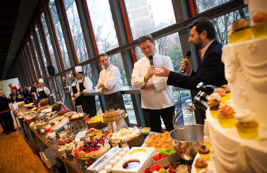 Galleria fotografica






Daniele Zennaro e Irina Freguia: Baccalà mantecato alla veneziana 
Vini in abbinamento
•	Zorzettig - Myò Vigneti di Spessa Friulano Myò Vigneti di Spessa Friuli Colli Orientali DOC 2012 
•	Omina Romana Viognier Lazio IGP 2011 
•	Riccardo Baracchi Metodo Classico Millesimato Brut VSQPRD 2011









Stefano Callegari: Trapizzini
Vini in abbinamento
•	Cleto Chiarli Lambrusco del Fondatore Lambrusco di Sorbara DOC 2012
•	Medici Ermete & Figli Bocciolo Lambrusco Grasparossa dei Colli di Scandiano e Canossa DOC 2012
•	Ca' di Frara Raro Oltrepò Pavese Pinot Nero DOP 2008 
•	Podere Bignolino Pinot Nero Oltrepo Pavese DOC 2009 
•	Col Vetoraz Spumanti Millesimato Valdobbiadene Dry DOCG 2013
 








Food Experience Mondadori













La squadra dell'evento Grande cucina, piccoli piatti








Cesare Battisti: Riso al salto - Lingua e salsa verde
Vini in abbinamento
•	Petra Quercegobbe Toscana Rosso IGT 2010 
•	Feudo Principi di Butera Nero d’Avola Sicilia IGT 2011 
•	Cantina PS Confusion Rosso Marche IGT 2010 
•	Lamole di Lamole Chianti Classico Riserva DOCG 2009








Domenico della Salandra: Guancetta di manzo arrosto con purè.

Vini in abbinamento:
• Carlo Pellegrino Gibelé Zibibbo Secco Terre Siciliane IGP 2012 
•	Marisa Cuomo Fiorduva Furore Bianco Cosa d'Amalfi DOC 2011 
•	Citra Vini Laus Vitae Montepulciano d'Abruzzo DOC 2006
•	Paradisone - Colle degli Angeli Rosso di Montalcino DOC 2008









Enrico e Roberto Cerea: Paccheri al pomodoro mantecati con Grana Padano

Vini in abbinamento:
•	Vivallis Trentodoc Valentini di Weinfeld 
•	Pedrotti Spumanti Trentodoc Pedrotti Bouquet Brut 
•	Revì Trentodoc Paladino Millesimato 2009 
•	Abate Nero Trentodoc Abate Nero Domini Nero Brut Millesimato 2008 
•	Opera Vitivinicola in Valdicembra Trentodoc Opera Brut 2008
•	Ferrari F.lli Lunelli Trentodoc Ferrari Perlé 2007 
•	Maso Martis Trentodoc Maso Martis Riserva 2007








Fulvio Siccardi: Uovo con crema di latte al tartufo NoH2O 
Vini in abbinamento
•	Torre Rosazza Friulano Friuli Colli Orientali DOC 2012 
•	Lis Fadis Guriut Chardonnay Friuli Colli Orientali DOC 2011 
•	Castelfeder Burgum Novum Alto Adige Chardonnay Riserva DOC








Helmut Köcher













Matteo Fronduti: Risotto allo zafferano 
Vini in abbinamento
•	Monte del Frà Custoza Superiore Cá del Magro DOC 2012 
•	Tenuta Ulisse Amaranta Abruzzo Pecorino DOP 2012
•	Tenuta Ferraia Malvasia Secca Frizzante DOC 2012








Il banco dei dolci di Enrico e Roberto Cerea













I produttori di vino








I salumi di Massimo e Luciano Spigaroli








Giovanni Traversone e Marco Tronconi: Polpo e patate - Pisarei e fasò
Vini in abbinamento
•	Joaquin JQN 203 Piante a Lapio Fiano Campania IGT 2011 
•	Cavit Altemasi Riserva Graal Trentodoc 2005 
•	Castelcosa Ucelut Friuli IGT 2009

 








Daniel Canzian: Il Minestrone alla Milanese – Cannolo di polenta e baccalà
Vini in abbinamento
•	Champagne Encry Champagne Brut 2009 
•	Andreola Vigneto Dirupo Valdobbiadene Prosecco Superiore Brut DOCG 2013 
•	Zardetto Spumanti Valdobbiadene Superiore di Cartizze DOCG 2012
 








Gian Pietro e Giorgio Damini: Panino farcito con pancia di manzo - DamBurger
Vini in abbinamento
•	Tenuta Ritterhof Manus Lagrein Riserva Südtirol DOC 2009 
•	Terre di Leone Il Re Pazzo Amarone della Valpolicella Classico DOC 2009 
•	Villa Sandi Marinali Raboso Marca Trevigiana IGT 2009 
•	Borgo Giulia Cruàra Colli di Salerno IGT 2010
 








Riccardo Orfino: Focaccia con stracciatella di bufala – Crema di fave con cicorietta selvatica e caciocavallo di bufala
Vini in abbinamento
•	Marco Bianco Crivella Moscato d'Asti DOCG 2003 
•	Vigne Rada Alghero Stria Vermentino di Sardegna DOC 2012 
•	Mormoraia Ostrea Selezione Vernaccia di San Gimignano DOCG 2012
•	Conte Collalto Conegliano Valdobbiadene Prosecco Superiore Spumante Brut DOCG 2012










Andrea Provenzani: Parmigiana di melanzane incartata - Cappelletti Ferraresi alla panna con Grana Padano stagionato 27 mesi
Vini in abbinamento
•	Allegrini La Grola Veronese IGT 2010 
•	Adami Vigneto Giardino Valdobbiadene Rive di Colbertaldo Dry DOCG 2012 
•	Monte Saline Rosé Brut Nature Metodo Classico VdT 2008
 
















