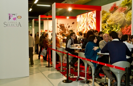 Galleria fotograficaAl centro Davide Oldani del D'O di Cornaredo (Milano) con Oliviero Toscani, fotografo e produttore di vinoGuffanti, storici affinatori di formaggi ad Arona (Novara)Lo spazio espositivo di Acqua Panna e S. Pellegrino. Le illustrazioni sono firmate da Gianluca BiscalchinPastificio dei Campi