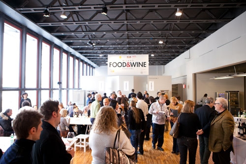 Galleria fotograficaA sinistra, Roberto Ceraudo, vignaiolo calabrese e tra i grandi protagonisti di Milano Food & Wine FestivalClaudio Sadler, cuoco protagonista di MF&WF (foto Ezio Zigliani)Federico Graziani del Luogo di Aimo e Nadia e Luca Gardini, due grandi sommelier (foto Ezio Zigliani)Pietro Zito, cuoco di Antichi Sapori a Montegrosso d'Andria (foto Ezio Zigliani)All'estrema destra, Davide Oldani del D'O di Cornaredo (Milano, foto Ezio Zigliani)Massimo Bottura (foto Ezio Zigliani)foto Ezio Zigliani