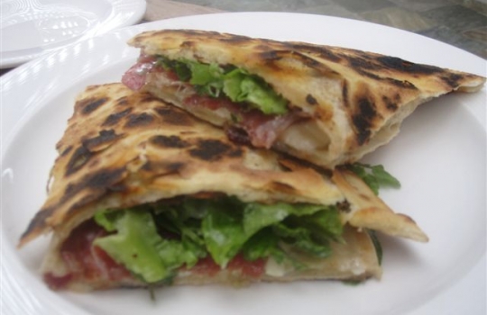 Galleria fotografica






Da sinistra, Federico Zanasi, Luca D’Amora e Moreno Cedroni. Dalle Marche alle Mauritius








A destra, Federico Zanasi con gli altri due chef del Long Beach. Oltre a Sapori e Hasu, diretti dai cuochi italiani, il resort ospita Chopsticks (cucina cinese), Tides (cucina di mare d'impronta francese) e Le Marchè (buffet e colazioni)








Il tunnel sotterraneo del resort. Ai lati, le stanze in cui si prepara la materia prima da spedire ai vari ristoranti di sopra








Pesci oceanici mauriziani. Su tutti dominano gli snapper, red o white, lontani parenti del dentice








I mercati di frutta e verdura mauriziani sono molto ricchi. La pugliese Antonella Ricci e il marito Vinod Sokar, mauriziano, moglie e marito e cuochi del Fornello da Ricci di Ceglie Messapica (Brindisi) consigliano i mercati di Quatre Bornes, Curepipe e Rose Hil. Vi regna il cibo da strada come l'ubiquo dhal puri, pane indiano alle lenticchie, che può essere farcito a piacere








Sapori, insegna di cucina italiana sovrintesa da Cedroni e Zanasi. In carta insalata, pasta, risotti, lasagne e pizza








Federico Zanasi davanti all'ingresso dell'Hasu








Il Carpaccio di cocomero dell'Hasu, il ristorante giapponese del Long Beach, chef Moreno Cedroni. La tecnica di essiccamento del cocomero prende spunto da uno stratagemma di Andoni, cuoco del Mugaritz nei Paesi Baschi (chiediamo venia per la foto pessima)








Ostriche, sorbetto di ostriche e perle di tè Lapsang Souchong. L'isola di Mauritius è piena di questi piccoli molluschi di scoglio, minuscoli ma molto saporiti








Al Long Beach pane e brioches non sono niente male, compito non semplice, considerando la grande umidità. Visto il traffico della clientela, i panificatori sono in perenne movimento








Polipo cotto sottovuoto, salsa verde, gelatina di pane in agrodolce e maionese di acqua di polipo, piatto dell'Hasu








Gelato alle foglie di curry, mousse al cocco, terra di cioccolato e soda di succo di guava di Federico Zanasi. Il piatto potrebbe finire in carta al Clandestino di Portonovo, apertura 30 aprile 2012. Il tema di quest'anno? "Sushi fiaboloso", tutto ispirato alle fiabe





