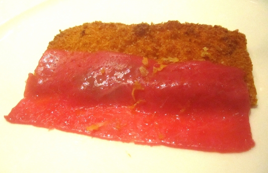 Galleria fotograficaSpugne di pane aromatizzate
Dopo il consueto pre-appetizer delle verdure disidratate (primo contenitore), arrivano le spugne, seconda parentesi colorata che rallegra il pasto dall&rsquo;inizio. In questo caso sono aromatizzate agli spinaci e uova di salmone; alla cipolla cotta al forno con terrina di vitello e alla curcuma con lardo. &laquo;Ma le combinazioni possono essere infinite&raquo;, spiega Matteo Baronetto, braccio destro di Carlo Cracco, &laquo;si possono utilizzare anche in pasticceria al cocco, ai lamponi&hellip; La tecnica &egrave; mutuata da Ferran Adri&agrave;. Abbiamo cercato di personalizzarla nel gusto. A me ricordano molto i canap&egrave; della tradizione piemontese. Senza maionese naturalmente&raquo;. Vivacit&agrave; cromatica ulteriormente ravvivata da un terzo contenitore di foglie di shiso e fiori di zucchina in tempura con riso venere e riso ai piselli fritto (che non vedete perch&eacute;, ahinoi, la foto &egrave; venuta male)Lamponi e sambuco
Nella girandola di appetizer spiccano questi piccoli lamponi farciti con infusione di sambuco serviti sul ghiaccio. &laquo;I suoi fiori in questi giorni li senti anche a Milano, passeggiando al parco. Un odore forte e piacevole. Stiamo lavorando allo stesso concetto anche con le fragole, i mirtilli, il ribes o i gelsi. Un'idea che interpreta quella tradizione sudamericana che ribalta l'ordine delle pietanze, con la frutta all'inizio del percorso, un po' come gi&agrave; succede con la nostra insalata russa caramellata. Sposa nota fruttate e speziate. Ma al posto della frutta potrebbe starci benissimo un'oliva, perch&eacute; no?&raquo;Panino al seitan con insalata e tartufo nero
Un panino di seitan dal contenuto variabile: al congresso di Identit&agrave; Milano 2012, sede della sua anteprima, c&rsquo;erano songino, fiori di piselli e lingua. &laquo;Sono masse di seitan da 15 grammi messe a cuocere nel micro-onde a 90 watt. Il calore fa lievitare il glutine tipo quasi alla maniera del vetro soffiato. L&rsquo;ispirazione ci &egrave; venuta da una ricetta di Simone Salvini letta sul sito di Identit&agrave; Golose&raquo;. A Milano la lingua cancell&ograve; l&rsquo;apparente connotazione vegana del piattoOstriche, crema di piselli e menta
&laquo;Ostriche con semplice crema leggera di latte e piselli messa nel sifone. Combina lo iodato dell&rsquo;ostrica, la dolcezza dei piselli e la freschezza dei menta. La puoi aggiungere anche sui tartufi di mare&raquo;Uovo di quaglia affumicato al rosmarino e prezzemolo bollito
&laquo;L&rsquo;uovo di quaglia viene bollito e pelato. Il tuorlo &egrave; laccato con gelatina di latte ai capperi. Le due met&agrave; dell&rsquo;albume sono arricchite con crema leggera di prezzemolo bollito. C&rsquo;&egrave; una nota affumicata al rosmarino, che gli diamo prima di farcire. &Egrave; un piatto che ricorda un po&rsquo; le uova sode ripiene&raquo;. Giusto il ricordoFoglie di shiso rosse e verdi con gambero e melassa di cipolla
&laquo;Un gambero (ligure, e quindi pi&ugrave; piccolo di quelli pescati in Sicilia) viene posto tra due foglie di shiso a carpaccio, tagliato e tenuto in frigo per 8 ore in modo che gli elementi si compenetrino d&rsquo;aromi l&rsquo;un l&rsquo;altro. La melassa &egrave; ottenuta invece stracuocendo in forno la cipolla, che si addenser&agrave; sfruttando i suoi zuccheri naturali. Completa l&rsquo;opera il nero hawaiano, un sale minerale, vulcanico. E un tocco di burro fuso per aiutare la balsamicit&agrave; dello shiso a esprimersi&raquo;Orata cotta appena su croccante di nocciole
&laquo;Il croccante viene messo in forno per 3 minuti. Tirato fuori, gli si poggia sopra il sashimi di orata, che 'cuocer&agrave;' cos&igrave; acquisendo la nota dolce dell'olio naturale del croccante&raquo;. Una sorta di sashimi alla piemontese. Vietato mangiare il croccantino sottostante perch&eacute; altrimenti l'orata non si sente. Semmai dopo...Salmone marinato e foie gras
Piatto in carta da Cracco pi&ugrave; o meno da un anno, &egrave; un inno all&rsquo;opulenza e alle note grasse. &laquo;Volevamo dare una variante allo stra-classico salmone col burro spalmato sul crostino&raquo;, spiega Baronetto.&nbsp;Il boccone del salmone senza foie gras deve rimanere per ultimo &laquo;senn&ograve; l&rsquo;avremmo chiamato foie gras e salmone&raquo;Gamberi, nocciole cotte e sambuco
La fonte d'ispirazione c'&egrave; ma proprio non si vede: &egrave; la celebre passatina di ceci con gamberi di Fulvio Pierangelini.&nbsp;&laquo;Casualmente ci siamo accorti che la nocciole, se bollite e messe per breve tempo in forno, prendono la consistenza dei ceci, o comunque di un legume&raquo;. L'ulteriore nota distintiva dal masterpiece pierangeliniano sono il sambuco e le foglie di rucola: &laquo;danno una nota agliacea e leggermente piccante che a me piace molto&raquo;Lattume, fagiolini, acetosella
Un piatto all'apparenza hardcore (il lattume &egrave; lo sperma delle gonadi del tonno maschio), stemperato dalla presenza di foglie di acetosella e da fagiolini liguri pelandroni, specie molto pi&ugrave; tenera delle taccole.&nbsp;&laquo;Li abbiamo cotti nel t&egrave; Lapsang Souchong per dare loro una nota affumicata. Questo aiuta a lenire il sapore densissimo del lattume, appena scottato. Per certi versi questo piatto mi ricorda un po' il filone di vitello piemontese, col midollo della spina dorsale. E' un modo per valorizzare una primizia, il lattume, che in queste settimane, coi tonni che invadono il Medterraneo a scopo riproduttivo, &egrave; fantastico&raquo;Tagliolini di farina di grano arso con salsiccia cruda e salsa al rafano
Ci torneremo presto nella newsletter Identit&agrave; di PastaSpugnole, ricci e cous cous di amaranto
&laquo;Il cous cous &egrave; quasi crudo e sabbioso, una consistenza che serve ad arricchire lo spettro di consistenze dei ricci e delle spugnole, molto cotti&raquo;. Un piatto di grande assonanze minerali, terragne