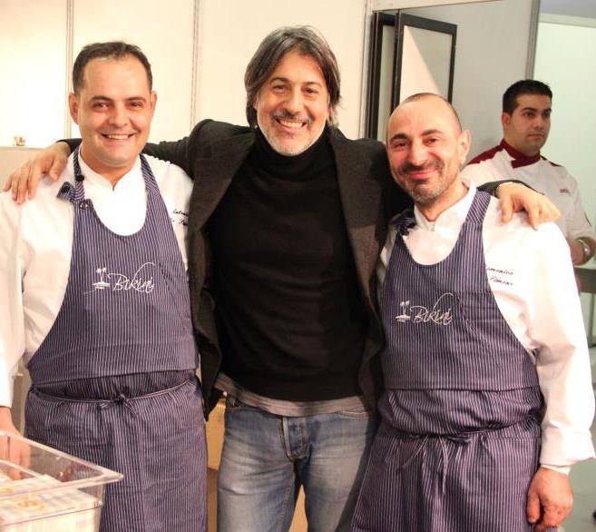 Galleria fotografica






Gran pranzo al Bikini. Appetizer: calzoncino ripieno di fiordilatte, polpetta di melanzana e alice ripiena. Le foto sono di Tanio Liotta









Crudo e cotto di schianto









Totanetto ripieno di provola affumicata e patate, salsa di prezzemolo e parmigiana di melanzane e Trancetto di provolone del Monaco, porcino del monte Faito, salsa di barbabietola e rucola selvatica









Spaghetti con limoni di mare e finocchietto









Mezzi occhi di lupo di Gragnano con sconcigli, (ossia murici: «una volta li regalavano, ora costano 6-7 euro al chilo»)









Merluzzo, ricciola e totanetti con spuma di patate e tarallo di Agerola









Concassé di anguria al maraschino con sorbetto alla mela









Deliziosa anche la parte dolce del pranzo al Bikini, a cura di Gregorio Ioveno, 24 anni. Qui Melanzana al cioccolato con crumble di noci e gelato di nocciola






