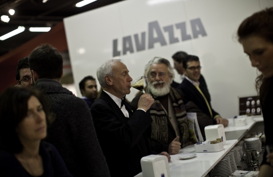 Galleria fotograficaDa sinistra, Massimiliano Alajmo delle Calandre di Rubano (Padova), Corrado Assenza&nbsp;del Caff&egrave; Sicilia di Noto (Siracusa) e Aimo Moroni del Luogo di Aimo e Nadia a MilanoUn sorridente Moreno Cedroni, cuoco della Madonnina del Pescatore di Senigallia (Ancona)A sinistra Paolo Marchi, a destra Claudio Ceroni. I due vertici di Identit&agrave; GoloseRoberto Restelli, a lungo curatore dell'edizione italiana della Guida MichelinLuciana Bianchi, giornalista italo-brasilianaGiuliano Baldessari, sous chef delle Calandre di Rubano,&nbsp;Padova; Alfredo Pratolongo, direttore comunicazione e affari istituzionali Heineken Italia e Paolo MarchiRodrigo Oliveira, cuoco paulista del Mocot&ograve;