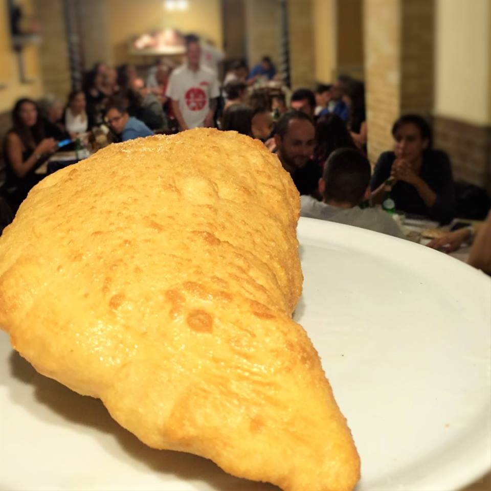 Galleria fotografica






La pizza in teglia farcita con crema di topinambur, soppressata (coppa di testa, quella buonissima made in Toscana di Renieri) e scorza di limone di Graziano Monogrammi, La Divina Pizza a Firenze









Una passeggiata al ghetto, pizza tonda con alici affumicate, scarola riccia, pomodorini e panko di Pier Daniele Seu al Gazometro38









La Margherita Romanesca con pomodoro, “mozzarella” di pecora, pecorino romano e menta di Stefano Callegari e Valerio Piccirillo da Sbanco a Roma









La pizza a 4 mani con Davide Del Duca di Francesco Martucci de I Masanielli









La pizza Vegetariana d’Autunno di ‘O Fiore Mio a Faenza









La pizza con crema di zucchine, dadolata di pomodoro e gamberi crudi di Massimo Giovannini all’Apogeo di Pietrasanta









La pizza in teglia con pancetta porchettata e ricotta della Garfagnana di Andrea Morini della pizzeria Da Cecio, con lo strepitoso impasto di Gabriele Bonci









La pizza con burrata, alici, nocciole e timo di Enrico Cappuccini e Carmine Piano, alias PizzeVaganti









La Pizza del territorio (in edizione limitata) di Franco Pepe fatta solo con prodotti dell’Alto Casertano









La pizza maritata di Angelo Rumolo da Grotto Pizzeria Castello a Caggiano









La Pizza Crocché con fiordilatte dei monti Lattari e crocché di patate di Peppe Guida: una squisita pizza a 4 mani con Giancarlo Casa alla Gatta Mangiona (foto Lorenzo Sandano)









La pizza “da compartir” di Madre a Roma (leggi qui), in particolare l’Affumicata con provola affumicata, patate e chorizo






