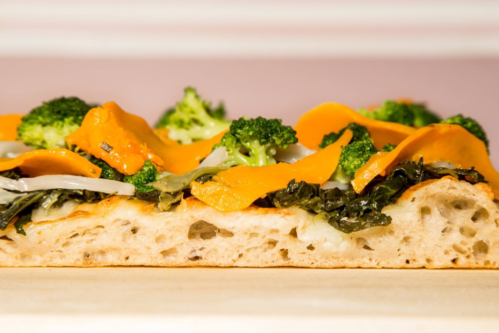 Galleria fotografica






La pizza in teglia farcita con crema di topinambur, soppressata (coppa di testa, quella buonissima made in Toscana di Renieri) e scorza di limone di Graziano Monogrammi, La Divina Pizza a Firenze









Una passeggiata al ghetto, pizza tonda con alici affumicate, scarola riccia, pomodorini e panko di Pier Daniele Seu al Gazometro38









La Margherita Romanesca con pomodoro, “mozzarella” di pecora, pecorino romano e menta di Stefano Callegari e Valerio Piccirillo da Sbanco a Roma









La pizza a 4 mani con Davide Del Duca di Francesco Martucci de I Masanielli






