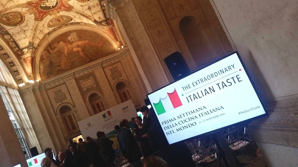 Galleria fotografica






La prima Settimana della cucina italiana nel mondo significa 1300 eventi in 105 Paesi coordinati dalla rete all'estero della Farnesina; 295 sedi diplomatiche, consolari e degli istituti italiani di cultura per 173 conferenze, incontri con gli chef e dibattiti sulla tradizione culinaria italiana; 98 eventi promozionali con i ristoranti italiani locali e fiere; 151 cooking show, corsi sulla cucina e master class; 334 degustazioni e cene a tema; 23 concorsi e premiazioni per la cucina italiana di qualità; 32 seminari tecnico-scientifici e accademici; 390 proiezioni di film e documentari, rappresentazioni teatrali, concerti legati al cibo; 32 mostre di design, arte e fotografia legate alla cucina. Per finire, tanta attività di comunicazione su tv, stampa, social media







