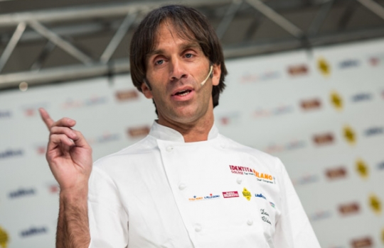 Galleria fotograficaAssalto a Kobe DesramaultsEmilie Rey ed Eric Pras: coppia dolce"Percorsi" di Gianluca Fusto: doppia presentazione del libro, doppi applausiThe Fat Duck Trio: 5 anni dopo Heston Blumenthal, il ristorante di Bray torna sul palco milanese con James Petrie, Jonny Lake e Hideko KawaHeinz Beck e il suo braccio armato dolce Giuseppe AmatoMassimiliano Alajmo: J come PjizzaFabio Barbaglini, Ezio Santin e Massimiliano Alajmo: dietro al maestroI fratelli Castanho: l'Amazzonia di Belem&nbsp;Rafa Pe&ntilde;a e il suo aiutante: giovent&ugrave; catalanaFrancesca Barberini, Andrea Petrini, Bertrand Gr&eacute;baut e Theo DanyAngel Leon, il pesce alle Colonne d'ErcoleGiulia Corradetti, Magnus Nilsson e Lisa MarchesiRyan Clift: il cocktail-pairingCarlo Cracco e Matteo Baronetto: le basi dell'acidoOscar Farinetti e Clement VachonMassimo Bottura. Sullo sfondo, Davide Di Fabio&nbsp;Il giubilo di Dominique PersooneDavide Scabin e il suo secondo Giuseppe RambaldiTonino Cannavacciuolo e Gennaro EspositoPieter LonnevilleNella selva di arti, Gert De MangeleerGianluca Fusto, spettatore del Dossier DessertIrina Freguia e Ivan CrispoMaxime Meilleur: superlativoLo squadrone del Coq di Lorenzo CogoClaudio CeroniA sinistra, si riconosce Giuliano BadessariDaniel Humm e Stefano VeglianiPietro Zito e Paolo Marchi: le genesi del rispettoFranco Pepe, Francesca Romana Barberini e Simone PadoanA destra, David Kinch con Jacob PilarskiI Crippa boysCristina Bowerman: concentrataLivia ChiriottiTarsia TrevisanJacopo Bianchi, Jordi Roca e Joan Roca: viva il Celler