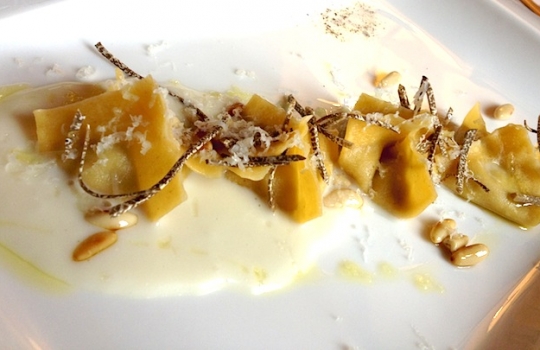 Galleria fotografica






Un'installazione eloquente al primo piano di Casa Puddu. La struttura in cui è inserito il ristorante ospita al primo piano una serie (molto mutevole) di opere d'arte di giovani artisti








La cantina dei vini del S'Apposentu ospita anche un numero notevole di forme di formaggio di varie stagionature (pecorino, soprattutto)








L'orto inserito nel complesso di Casa Puddu. E' il vero regno di Roberto Petza, che troverete molto abbronzato non certo perché se ne va al mare: trascorre ore a curare ortaggi e germogli da lui stesso piantati








Casa Puddu dall'esterno. Il complesso, risalente a inizio Novecento e ristrutturato di recente, offre un bell'esempio di liberty sardo (anzi campidanese, anzi della Marmilla) 








Galline razzolano nell'aia ricavata in un fazzoletto di Casa Puddu. Ve le ritroverete nel piatto in forma di brodo o carne (se non ci pensano prima le volpi del circondario, che vengono spesso a far strage di notte)








Gamberi con liquirizia e insalata estiva, entrée fresca e balsamica in carta al S'Apposentu








Zuppa con uova delle nostre galline, crema di patate, cipolle e tartufo scorzone di Nurallao





