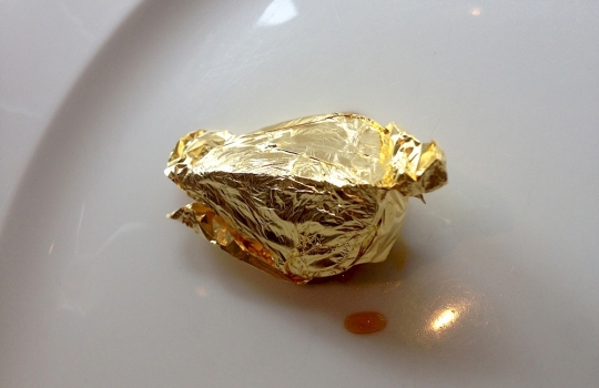 Galleria fotografica






Acqua, olio, limone e liquirizia ormai un classico taglientiano. Apertura fresca e aromatica (la ricetta è qui)








Bianco e nero di seppia, il piatto più ruffiano del nostro percorso: sotto le sfoglie di seppia che disegnano un tao, la panna cotta ai ricci di mare invita a ripulire il piatto in ogni briciola. La simmetria del piatto è interrotta da uno spaghetto stracotto, "simbolo di italianità"








Ostrica, diaframma e granita alle rose, altra entrée fresca ma anche selvatica e ferrosa








Passatina di gamberi, ceci e nocciole, Fulvio Pierangelini ribaltato








Anguilla al ribes con zabaione all’amarena








Croccante








Prescinseua, un piatto che fai prima a mangiarlo che a pronunciarlo. E' la cagliata ligure, emulsionata per esser resa ancora più cremosa. Con basilico, oliva taggiasca e polvere di noci. Un inno all'acido








Conserva, ne abbiamo parlato diffusamente su Identità di Pasta








Fegato grasso all’italiana con gelato all'acciuga, forse il "classico" più convincente di Taglienti. La ricetta, presentata a Identità 2010, è qui





