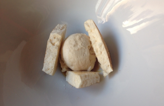 Galleria fotograficaCiocofoie
Un guscio di cioccolato 70% racchiude il ripieno di foie gras mi-cuit con qualche goccia di aceto balsamico tradizionale. Giusto per scaldare il motore
Alghe del nostro orto
Piatto border line, che gioca con una delle tecniche preferite dallo chef, quella della liofilizzazione e reidratazione, ne ha parlato anche a Identit&agrave; d&rsquo;Acqua, all&rsquo;interno dell&rsquo;ultima Identit&agrave; Milano. L&rsquo;insalata romana dell&rsquo;orto Zappatori viene prima liofilizzata e poi reidratata con succo d&rsquo;arancia, che le conferisce i muscoli agrumati necessari per reggere l&rsquo;impatto con una polvere di ostrica, gambero rosso e scampo.   Mica per tutti
Nuvola di barbabietola e toma Blu Cozie
Sbagliata sarebbe l&rsquo;impressione di un Milone-solo-uppercut. Dimostra invece un&rsquo;eleganza che pare essergli naturale (e pervade tutto il menu degustazione) con quest&rsquo;eterea meringa, lieve e friabilissima, texture davvero sorprendente che si sfalda appena al contatto della saliva rivelando le proprie dolci note vegetali. Deve per&ograve; fare i conti non solo con lo shiso, piacevole complemento, ma con un potente, delizioso blu che la prevarica. Il nostro pensiero &egrave; stato: si potrebbe cercare un abbinamento pi&ugrave; soave&hellip;
Aperitivo anni 80
Noccioline e crodino. Per&ograve; il secondo &egrave; passato per gli anni Duemila e ha conosciuto il pacojet, insomma gli Ottanta della Milano da bere sono da gustare ora al/col cucchiaio. Domina l&rsquo;amaro, sia metaforicamente (nel ricordo del bel tempo andato) che al palato
Pomodoro in conserva
Ancora liofilizzazione-reidratazione, con questo sherry che riceve un&rsquo;iniezione aromatica e poi viene bagnato al tavolo con un brodo vegetale. La puntura al pomodoro l&rsquo;abbiamo gi&agrave; vista (da Josean Alija ad esempio, indimenticabile, o da Eneko Atxa), qui il plus &egrave; la scelta del &ldquo;ripieno&rdquo;: lampone. Insomma: forti note dolci e acide, cui il brodo fa da contrappunto
Gambero rosso e te nero
Suadenze pi&ugrave; classiche per questi gamberi rossi battuti con erbe (basilico, timo limone, cedrina&hellip;), che diventano bonbon nappati con un gel di t&egrave; nero affumicatoCozze al nero
Piatto bellissimo e pure buonissimo, in realt&agrave; con richiami molto tradizionali (le classiche cozze irrorate con succo di limone). Qui sono farcite con un&rsquo;acqua ottenuta dalle stesse cozze e dalle nobili ostriche, poi gelatinata. La parte gradevolmente agrumata sporca il piatto, nell&rsquo;incontro tra salsa al lime e nero di seppiaVicciola cruda brasata al vino rosso
Godimento puro, il merito del quale va condiviso da Milone con la macelleria Pino di Torino, dove hanno &ldquo;inventato&rdquo; la vicciola, ossia una fassona cresciuta a nocciole (la sua alimentazione &egrave; composta da mais, crusca, fieno e nocciole, appunto). Unico allevamento, l&rsquo;azienda agricola di Giovanni Rossetti ed esclusivamente per la suddetta macelleria di via Cibrario, rese molto inferiori come quantit&agrave; ma tutto a vantaggio di una qualit&agrave; stupefacente. La carne ha un gusto dolce e delicato, prende consistenza morbida dovuta alla sua fibra oleosa. Milone la impiega come fosse una cruda all&rsquo;Albese, abbinandole un&rsquo;altra preparazione cult del suo Piemonte, il brasato, in realt&agrave; il fondo liofilizzato e poi polverizzato. Completa il superlativo piatto uno scalogno cotto nel microonde e poi bruciato in padellaLumache sambuco e birra
Altro piatto stellare, sorta di evoluzione della ricetta (Le lumache e la birra) con la quale Milone ha vinto il Premio Birra Moretti Grand Cru 2012. Le lumache, bottino di caccia di una notte nei boschi del Pinerolese, sono fritte dopo essere passate nella fecola di patata. Prima ancora erano state cotte in un brodo composto da succo di porro e birra, al 50% ciascuno, che viene poi ridotto con la farina di tapioca per farne una salsa di accompagnamento. Nel piatto si trova anche una schiuma ottenuta con aceto di vino rosso aromatizzato al sambuco e, specularmente, i fiori di sambuco messi sotto aceto, che puliscono e conferiscono acidit&agrave;. Armonia gustativa complessa, completa
Colombo, verdure, caffe e nocciola
A casa Zappatori si allevano i colombi, che poi finiscono sotto le nostre ganasce in due cotture: il petto &egrave; appena scottato, il filetto viene marinato nell&rsquo;olio di nocciola Pariani. Completano cipollotti e carote fermentati con tecnica redzepiana: sotto sale e cotti sottovuoto a 20&deg; per 48 ore, inacidiscono il giusto
Pasta alle erbe al pomodoro
Una classica pasta all&rsquo;uovo, met&agrave; tuorli e met&agrave; farina, nell&rsquo;impasto finiscono anche le erbe aromatiche. Tagliata a lasagnetta, cuoce in un&rsquo;acqua di estrazione del pomodoro, tecnica (si frullano i pomodori e poi la loro acqua viene raccolta per percolazione) raccontata a Identit&agrave; Milano applicata a un Risotto pomodoro e mozzarella. Si manteca con il burro, alla piemontese, ma sotto ci sono, nascosti, anche i cuori del pomodoro stesso e del pesto liofilizzatoRisotto arancia e vaniglia
Bel piatto di mezzo, tra universo salato e quello dolce: un risotto che guarda al Mediterraneo sia nell&rsquo;uso degli agrumi, sia nella vocazione a divenire dessert, manco fossimo in Spagna o Turchia. Il cereale viene mantecato con olio di arance rosse, il caviale che vedete nella foto &egrave; di sfere di olio al peperoncino, alla base c&rsquo;&egrave; una crema pasticcera alla vaniglia. Fiori a imbellettare il tuttoPrezzemolo, sedano levistico e... t&egrave; verde
Un lingotto semifreddo di cioccolato bianco e prezzemolo viene sormontato da: gelato al t&egrave; verde Matcha, sedano verde sbollentato, polvere di t&egrave; verde, polvere di semi di levistico, foglie di sedano e di levistico. Pulito