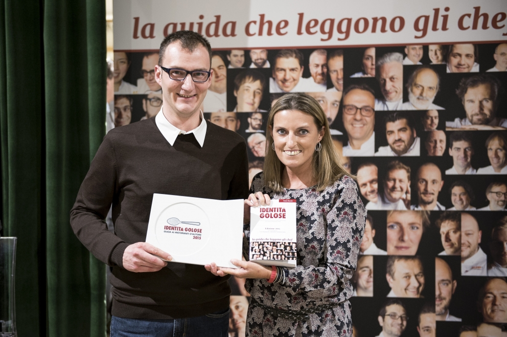 Galleria fotograficaEataly Smeraldo di Milano gremito per la presentazione della guida Identit&agrave; Golose 2015.Sul palco che spesso ospita concerti è di scena questa volta Paolo Marchi, fondatore e curatore della guida. Con lui anche Claudio Ceroni di Magenta Bureau, il braccio operativo di IG.Un'altra immagine, dall'alto......e via all'evento. Claudio Ceroni, al centro, invita sul palco il "padrone di casa" Oscar Farinetti. Coi due anche la presentatrice della serata, Tarsia Trevisan.Poi è la volta di Paolo Marchi, qui con Stefano Peccatori, direttore generale libri di Mondadori Electa, che edita la guida per il secondo anno consecutivo.Partono le premiazioni. Il primo a salire sul palco &egrave; Fabrizio Ferrari, chef de Al Porticciolo 84 di Lecco, a lui va il "Birra in cucina", premio Birra Moretti. Glielo consegna Alfredo Pratolongo, Direzione comunicazione e affari istituzionali di Heineken Italia.Sono tre i premiati, invece, da Ruinart (per mano del senior brand manager, Riccardo Caliceti, sulla destra) per la Migliore carta dei vini e dei distillati: Walter Meccia, Edoardo Boncinelli e Gabriele Fedeli, de Il Palagio, ristorante del Four Seasons di Firenze.&nbsp;Grandi applausi per il Migliore sommelier. Che &egrave; una donna, la giovane Elisa Bellavia del Cinzia - Da Christian e Manuel&nbsp;di Vercelli. A premiarla &egrave; Carlo Bianchi, Area manager NordOvest di Cavit.Il premio Ebnt va al Miglior ma&icirc;tre, in questo caso Maniel Miliccia, sorridente sulla destra: lavora al Piazza Duomo di Alba (Cn). A consegnargli il riconoscimento &egrave; Alfredo Zini, presidente dell'Ente bilaterale nazionale turismo.Piero Gabrieli, direttore marketing di Molino Quaglia, consegna poi il premio Petra-Molino Quaglia per il Miglior cestino del pane a Monica Magnini, del ristorante Guido da Costigliole di Santo Stefano Belbo (Cn).E' il turno della Sorpresa dell'anno, che giunge dalla Romagna: a Montiano (Fc) c'&egrave; infatti il ristorante Le Giare di Gianluca Gorini, discepolo di Paolo Lopriore. Per lui il premio Bonaventura Maschio direttamente dalle mani di Anna Maschio, una delle giovani anime dell'azienda di famiglia.Il Migliore chef straniero viene dalla Francia, da Parigi per la precisione: si tratta di David Toutain, dell'omonimo ristorante, nella foto in compagnia della nostra Cinzia Benzi e di Romana Tamburini (sulla destra), presidente Surgital Spa, che gli consegna il premio Surgital-Divine Creazioni.&nbsp;Miglior sous chef per la guida 2015 &egrave; Simone Nebbia del S'Apposentu di Casa Puddu, il ristorante di Roberto Petza. a Siddi (Vs). A consegnargli il premio Zafferano 3 Cuochi &egrave; Paolo Daperno, direttore generale Bonetti Spa.
