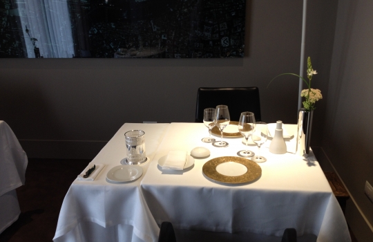 Galleria fotografica






Il nuovo ingresso dell'Osteria Francescana, via Stella 22













La cantina (con una parte) dei vini della Francescana: Bottura affetta per gli ospiti








Davide Di Fabio tra gli spazi della nuova cucina


















Franco Aliberti, tornato dal salato al dolce








Massimo Bottura e Takahiko Kondo "sparecchiano" fuori dalla cucina, ingresso nell'adiacente via delle Rose








21








Anguille pronte a partire dalla cucina








Sala e mise-en-place










