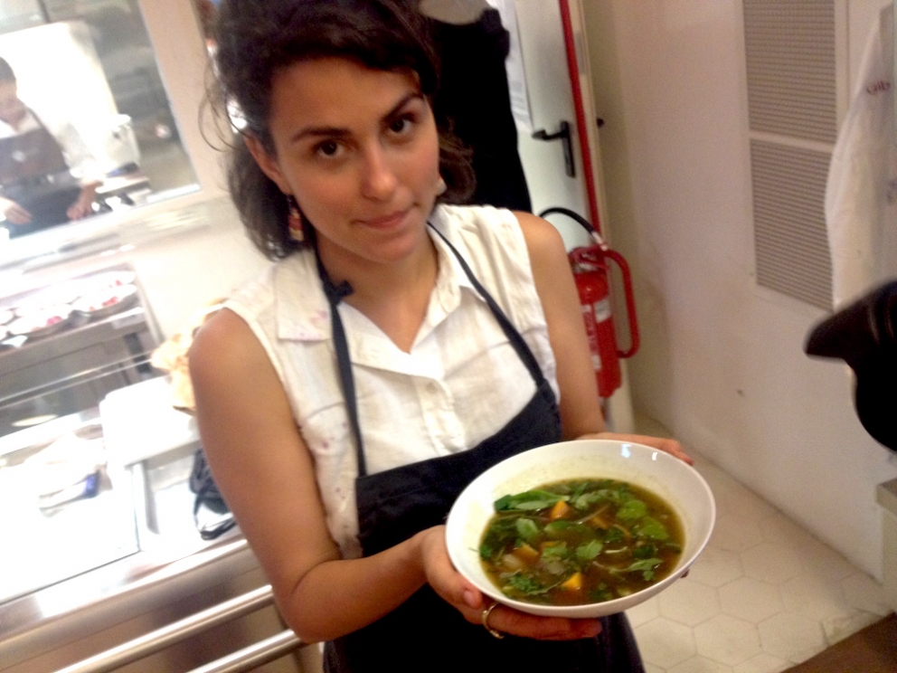 Galleria fotografica






PENSIEROSO. Ore 16.30 Massimo Bottura riflette in piazzale Greco prima del servizio








Il latte? Si utilizza solo quello che scade il giorno stesso








Frutta e verdura dall'Expo: ammaccata ma buona








Imperativo dietro le quinte: differenziare sistematicamente tutti i rifiuti








Men at work








Chili di fragole per il sorbetto finale. Le telecamere sono per un documentario che racconterà questi primi mesi di Refettorio Ambrosiano








Il pane è un dono di Jean Marc Vezzoli. Affetta Zanatta








Mise en place francescana








In cucina: l'australiano Beau Clugston (Noma) e la canadese Jessica Rosval (Osteria Francescana)













La base del dessert finale: fragole e banana cake













Nel pentolone di Massimo: croste di parmigiano, bucce di patate, foglie di alloro, prosciutto





